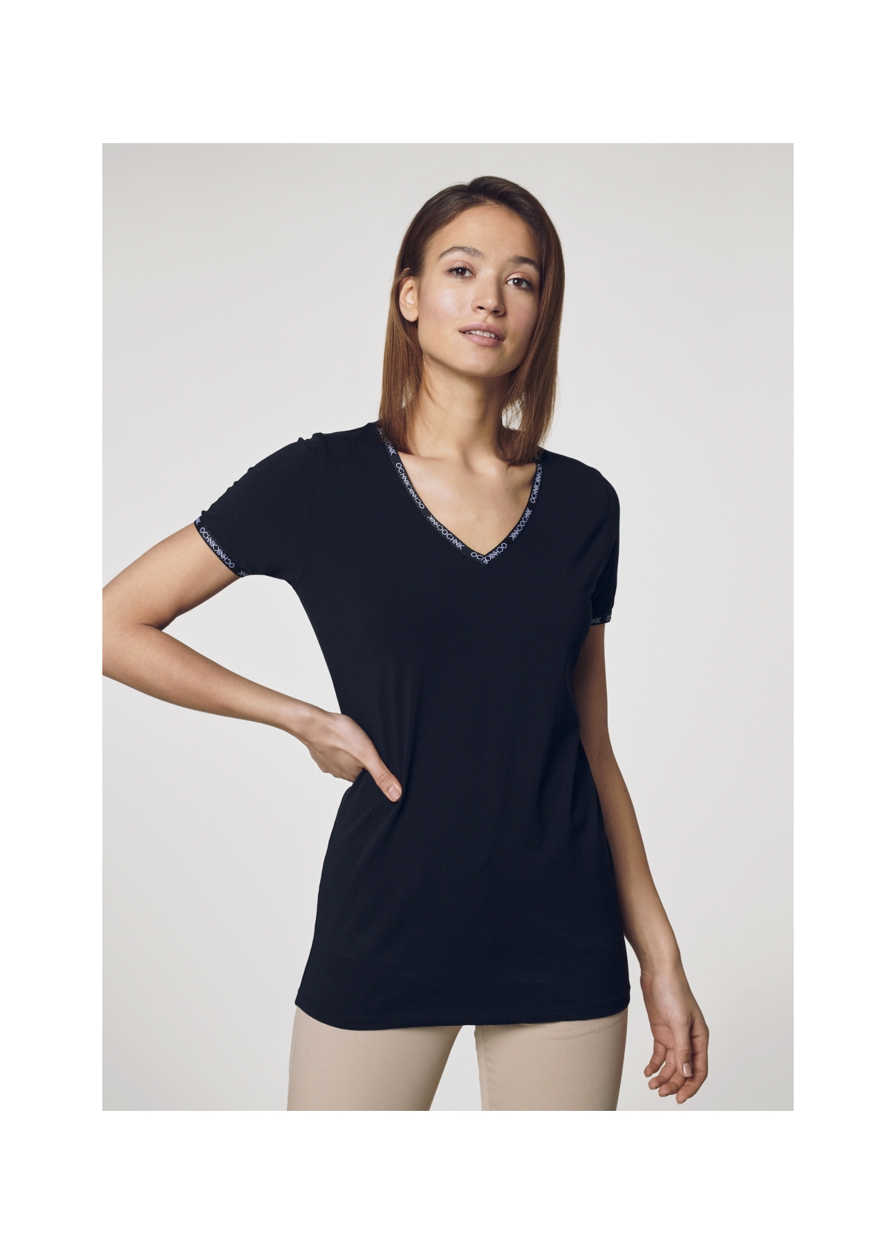 Czarny T-shirt z dekoltem V damski TSHDT-0061-99(W21)-01