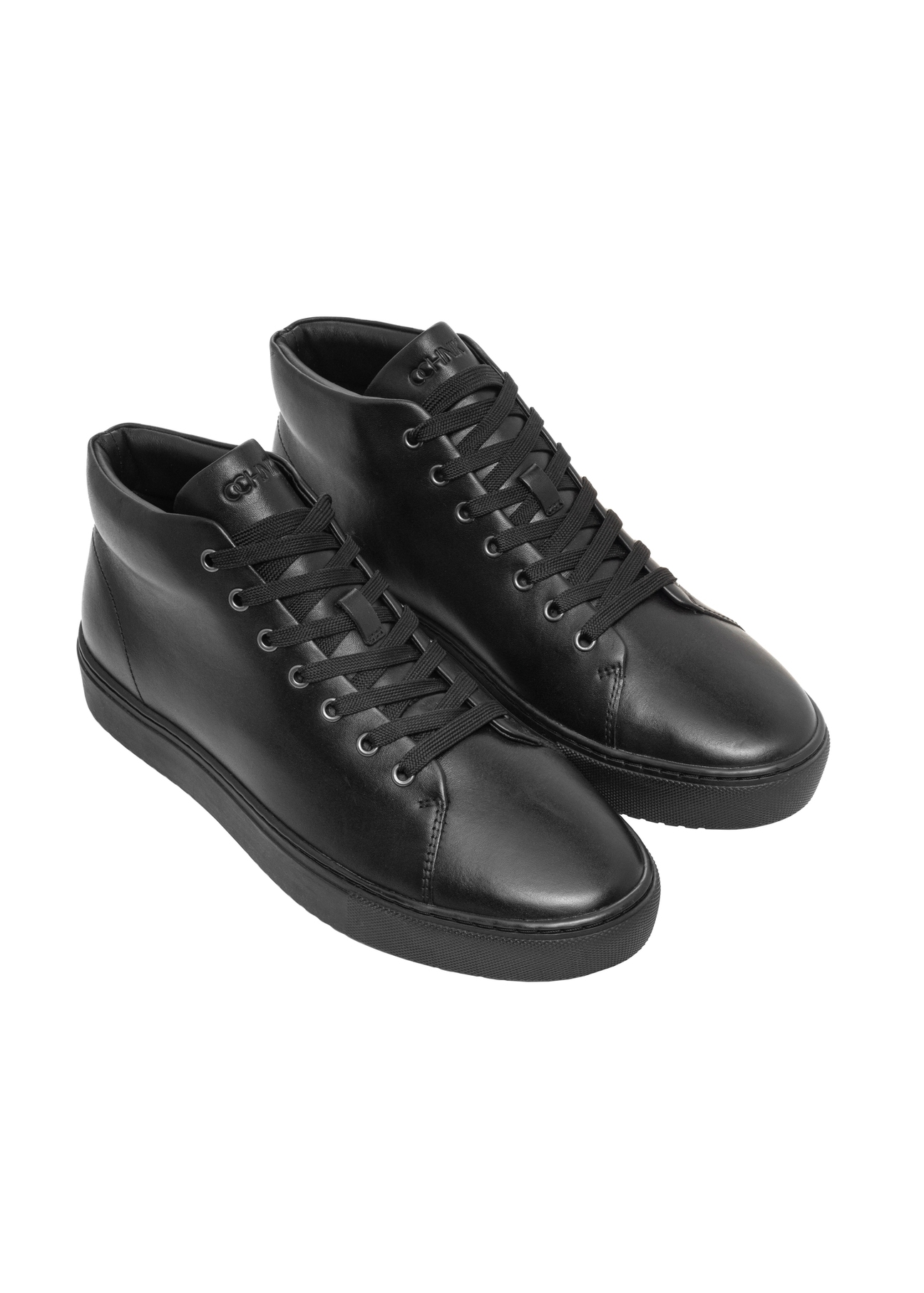 Czarne skórzane buty męskie BUTYM-0550-99(Z26), widok produktu skosem na białym tle.