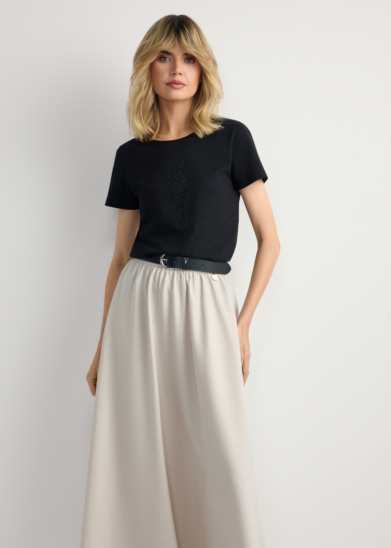 Czarny T-shirt damski z logo TSHDT-0157-99(W26), widok produktu z przodu na modelce. Widoczna połowa sylwetki.