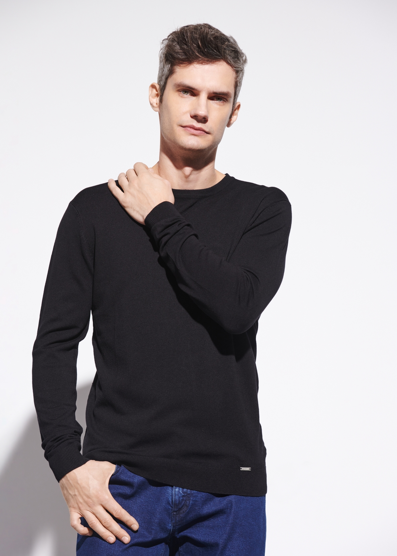 Czarny sweter męski SWEMT-0127-99(W23)-01