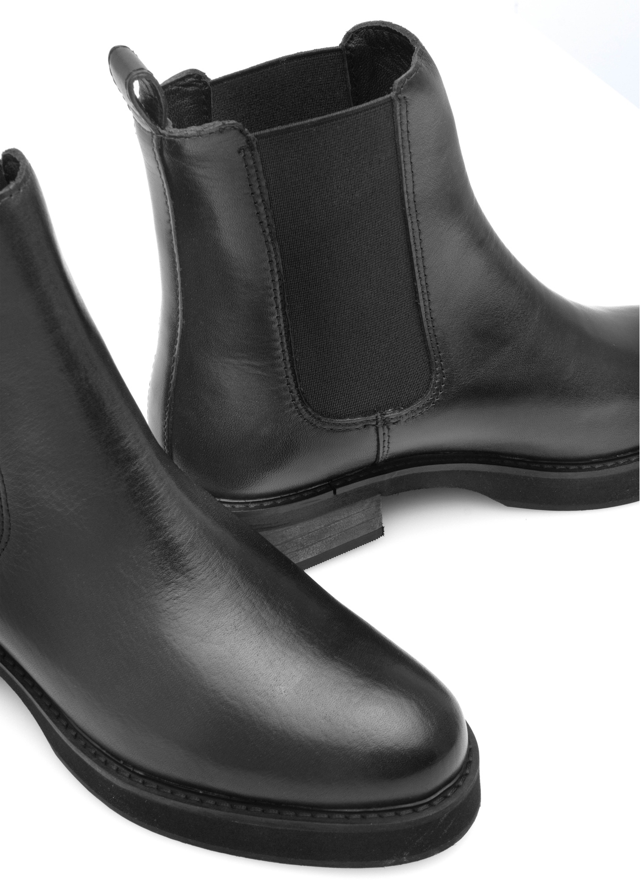 Czarne skórzane sztyblety damskie BUTYD-1196-99(Z25), zbliżenie na detal produktu na białym tle.