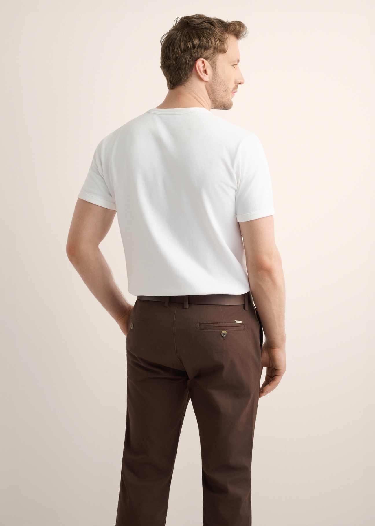 Biały bawełniany T-shirt męski TSHMT-0153-0A(Z26), widok produktu z tyłu na modelu. Widoczna połowa sylwetki.