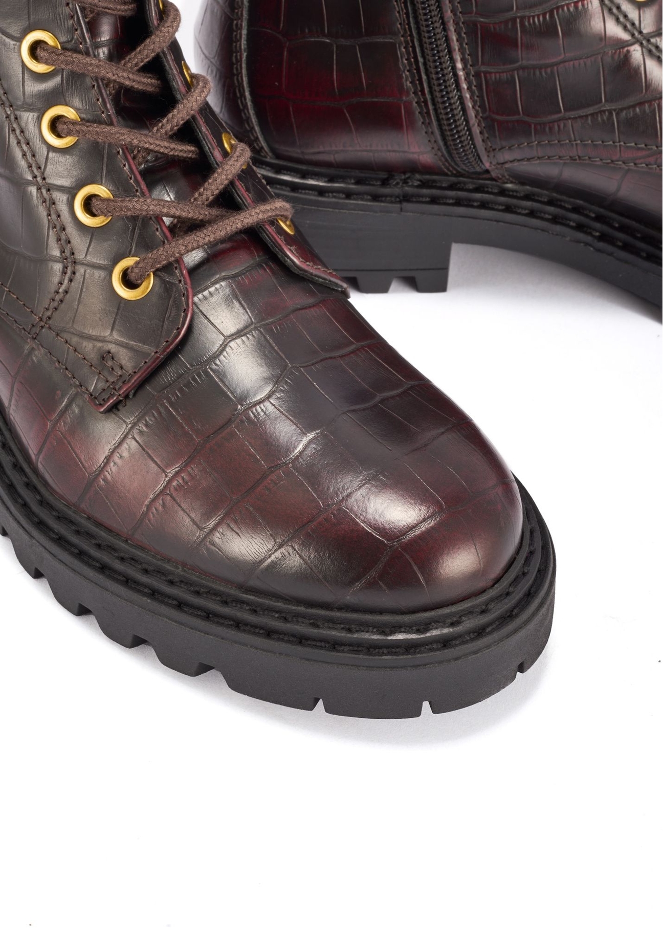 Bordowe botki damskie croco BUTYD-1192-4E(Z26), zbliżenie na detal produktu na białym tle.