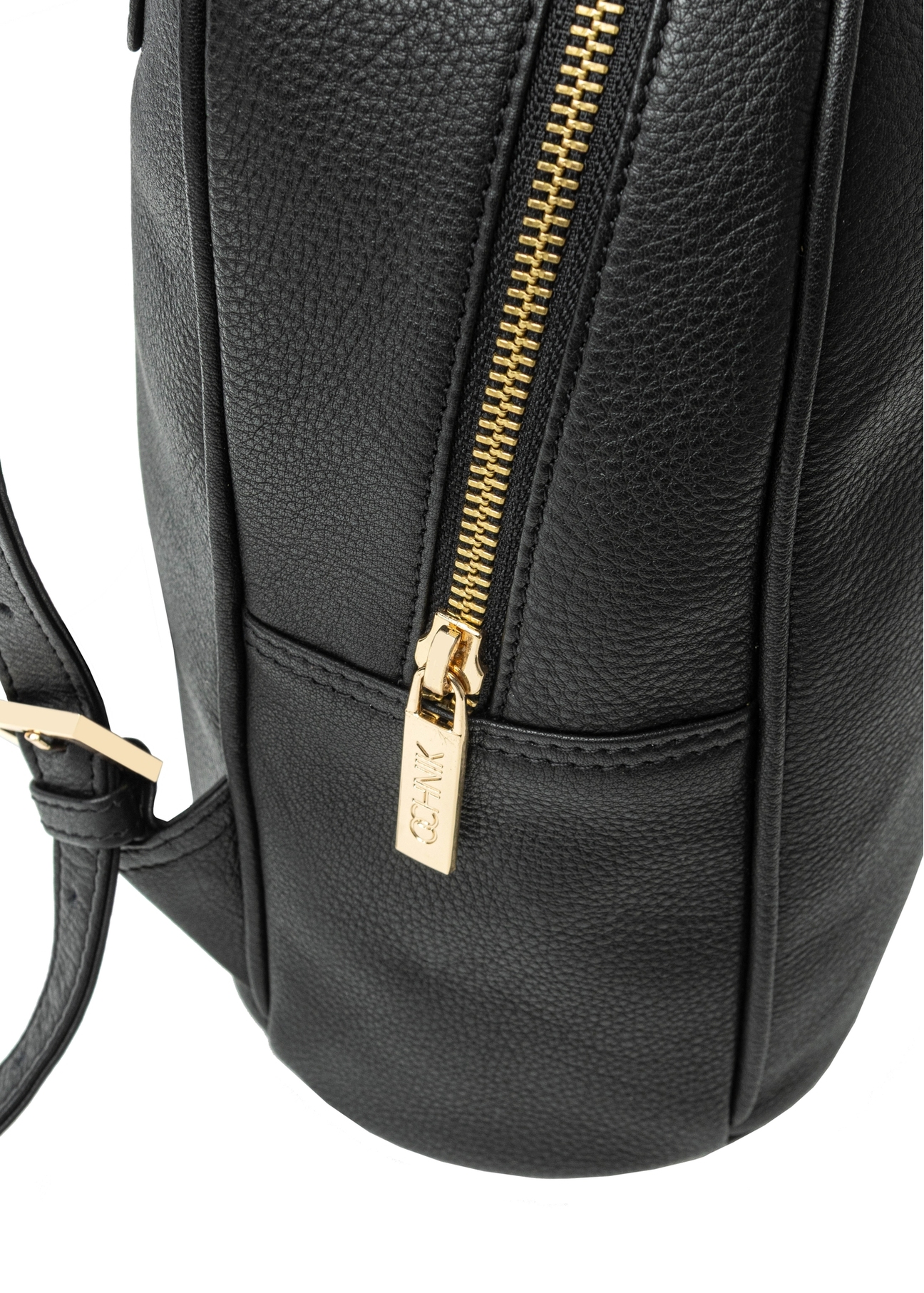 Czarny skórzany plecak damski TORES-1228-99(W26), zbliżenie na detal produktu, widok na białym tle.