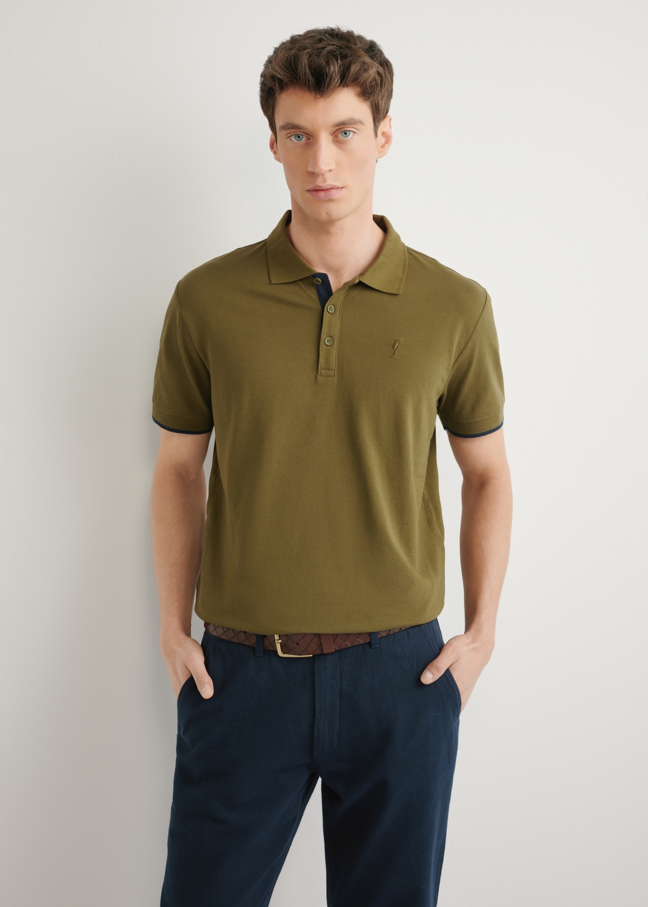 Bawełniana koszulka polo w kolorze khaki POLMT-0045B-8D(W26) - widok produktu z przodu, na modelu na jasnym tle. Widoczna sylwetka do połowy.