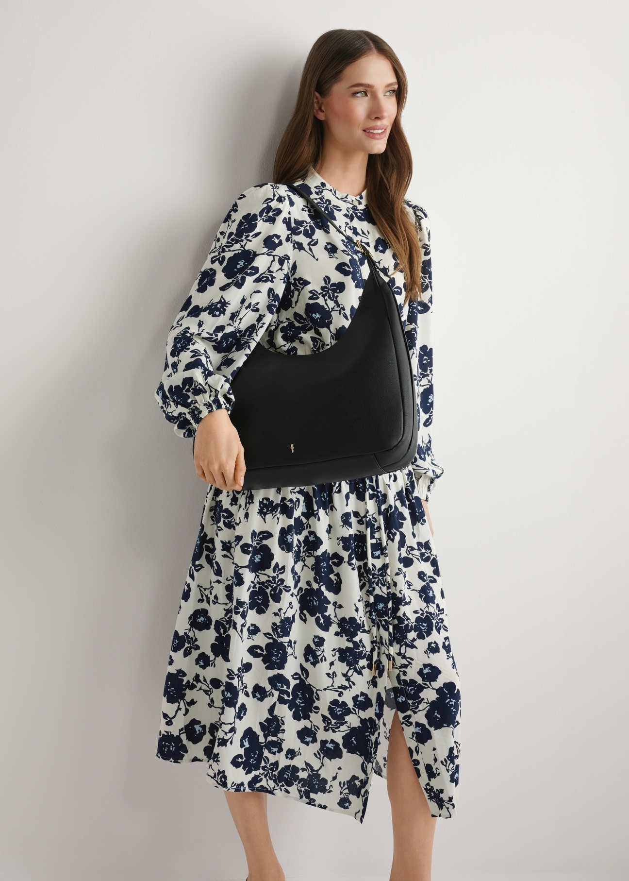 Czarna torebka damska shopper TOREC-1238-99(W26), widok produktu na ramieniu modelki. Widoczna połowa sylwetki.