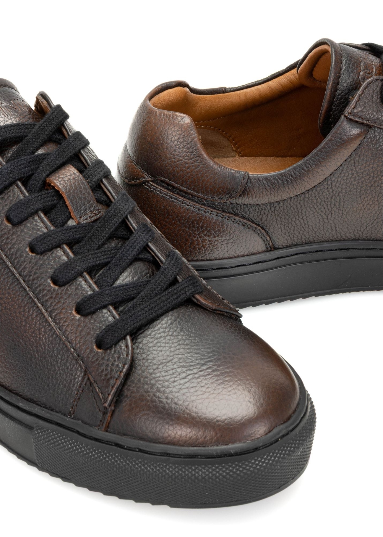 Skórzane brązowe buty męskie BUTYM-0519-1I(Z26), zbliżenie na produkt na białym tle.