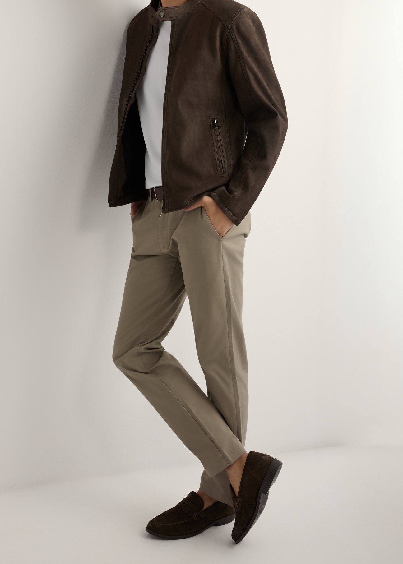 Ciemnobrązowe skórzane mokasyny męskie BUTYM-0482-1H(W26), widok produktu z boku na stopach modela, na jasnym tle.