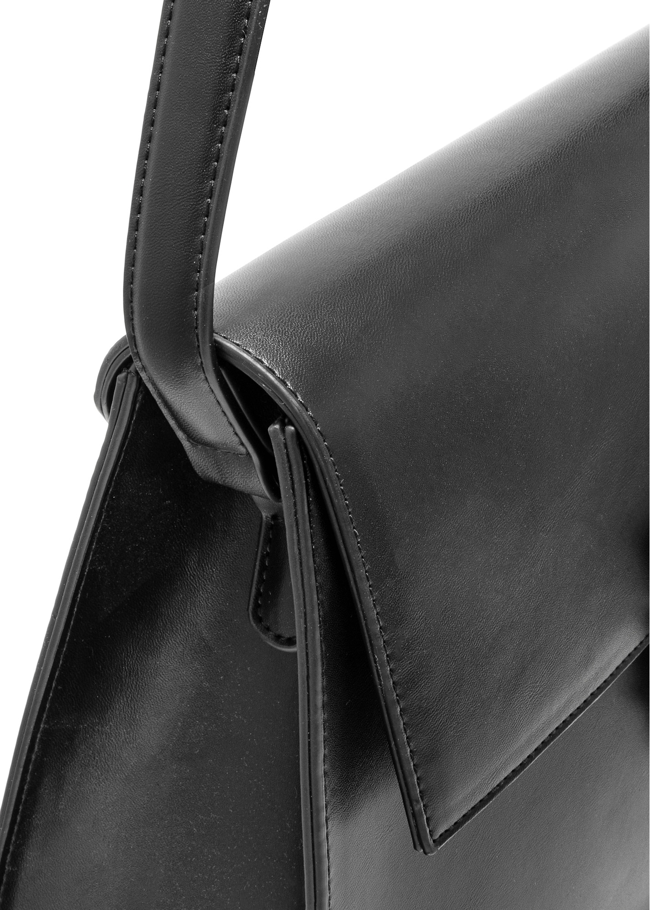 Elegancka czarna torebka damska TOREC-1068-99(Z25), zbliżenie na detal produktu na białym tle. 