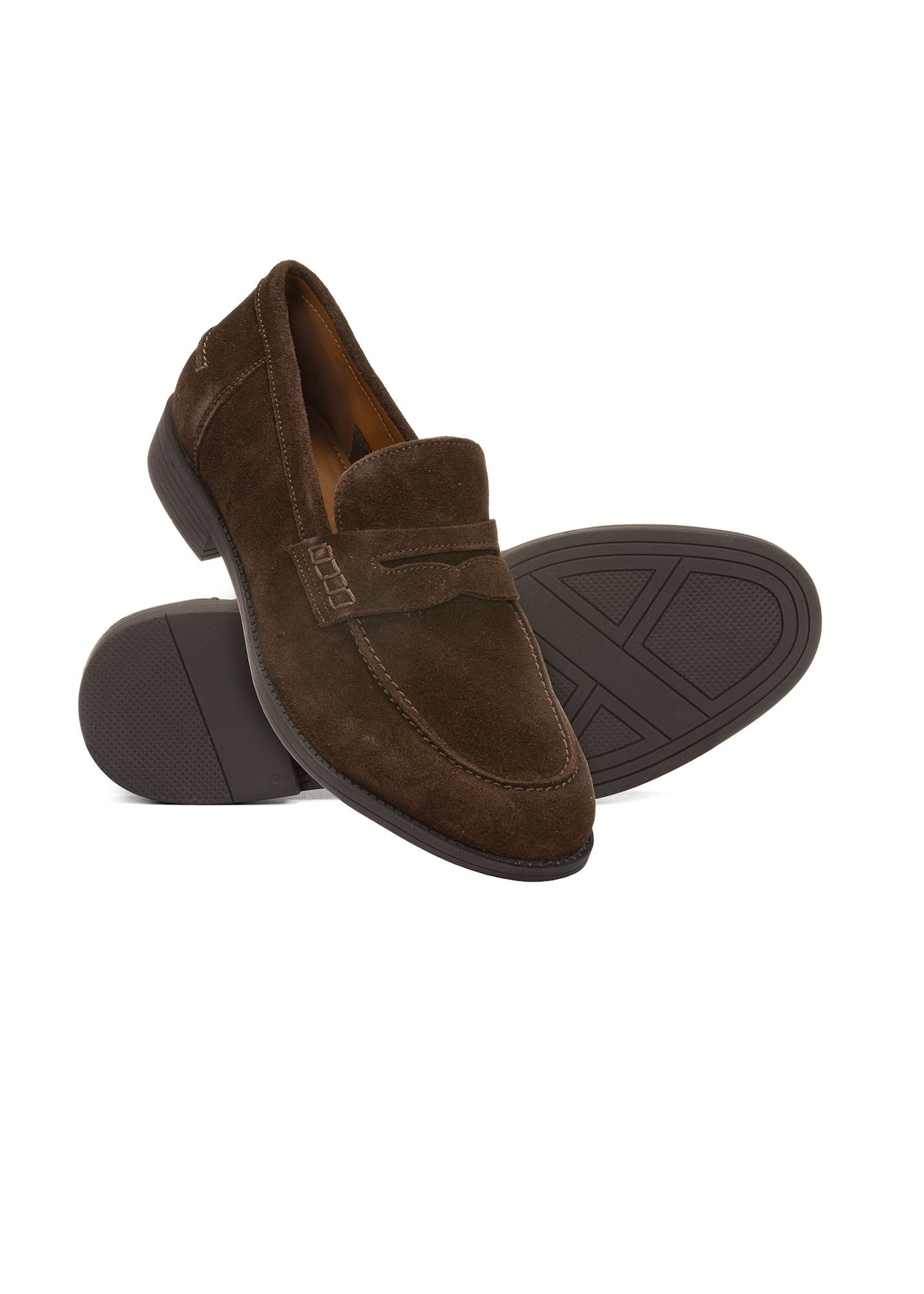 Ciemnobrązowe skórzane mokasyny męskie BUTYM-0482-1H(W26), widok produktu skosem na białym tle.