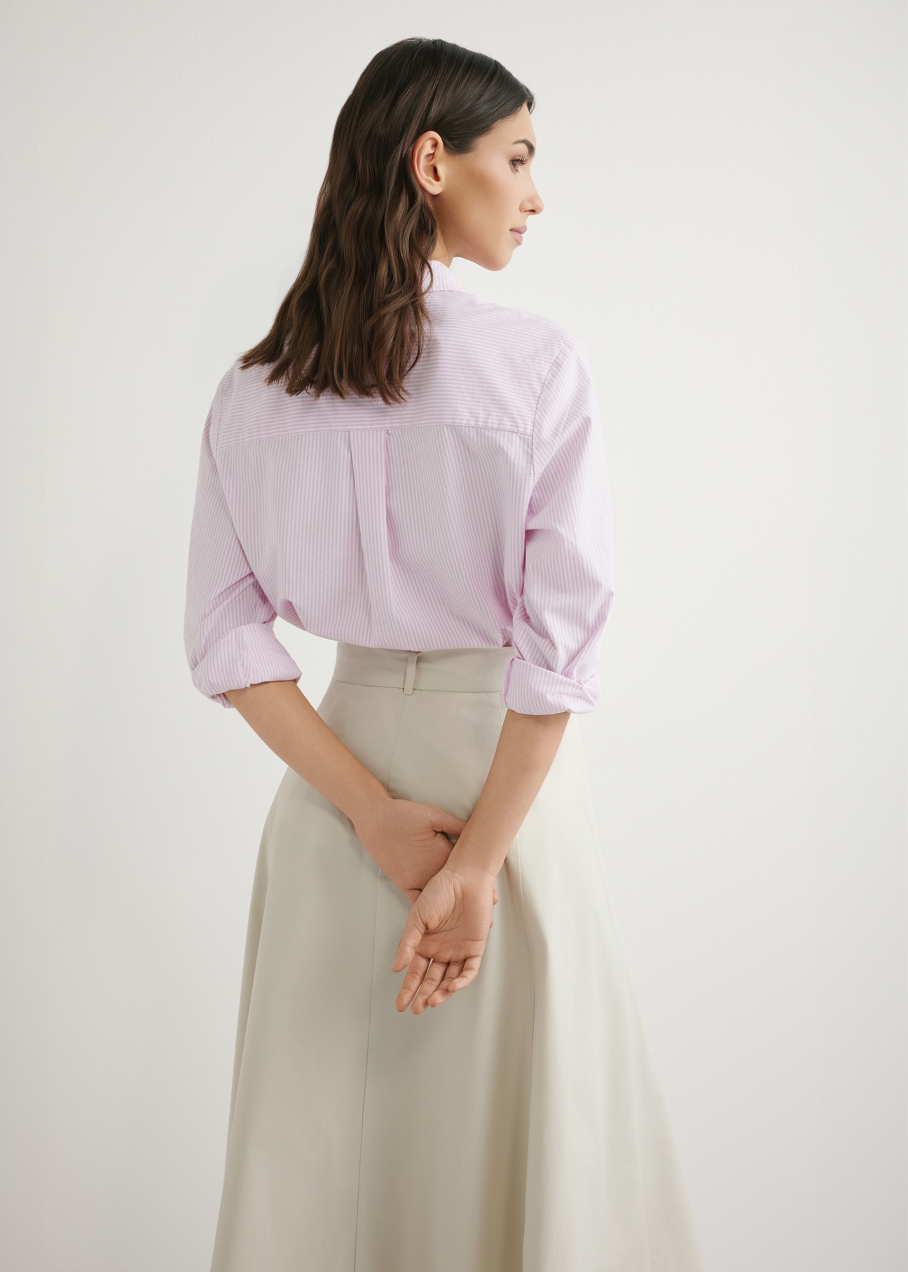 Bawełniana koszula damska w paski KOSDT-0184-5B(W26), widok produktu z tyłu na modelce. Widoczna połowa sylwetki.