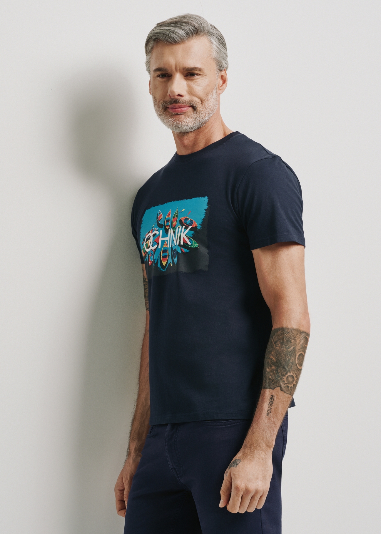 Granatowy T-shirt z kolorowym printem męski TSHMT-0105-69(W24)-01