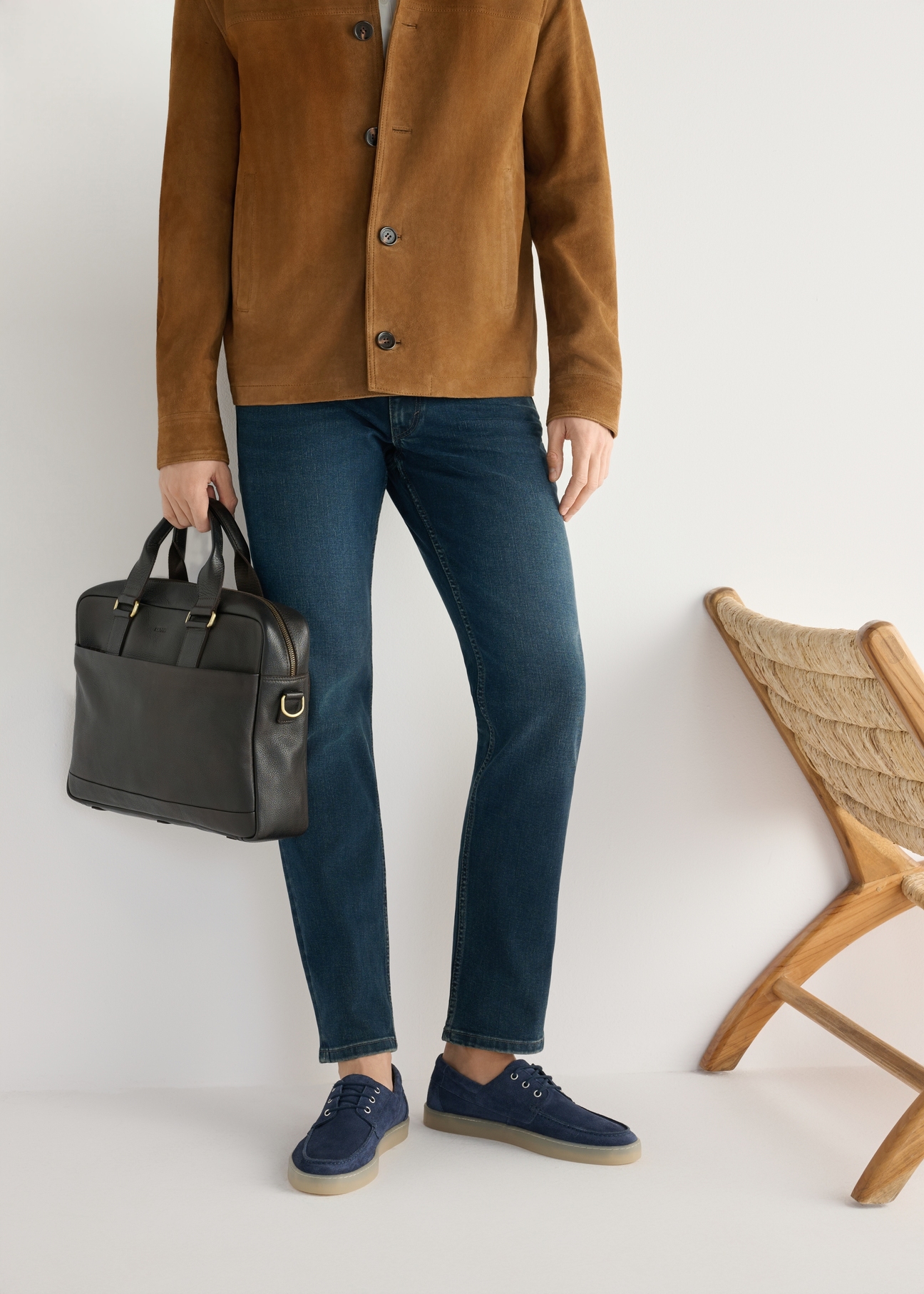 Granatowe skórzane buty męskie BUTYM-0533-7E(W26), widok produktu na stopach modela, na jasnym tle.