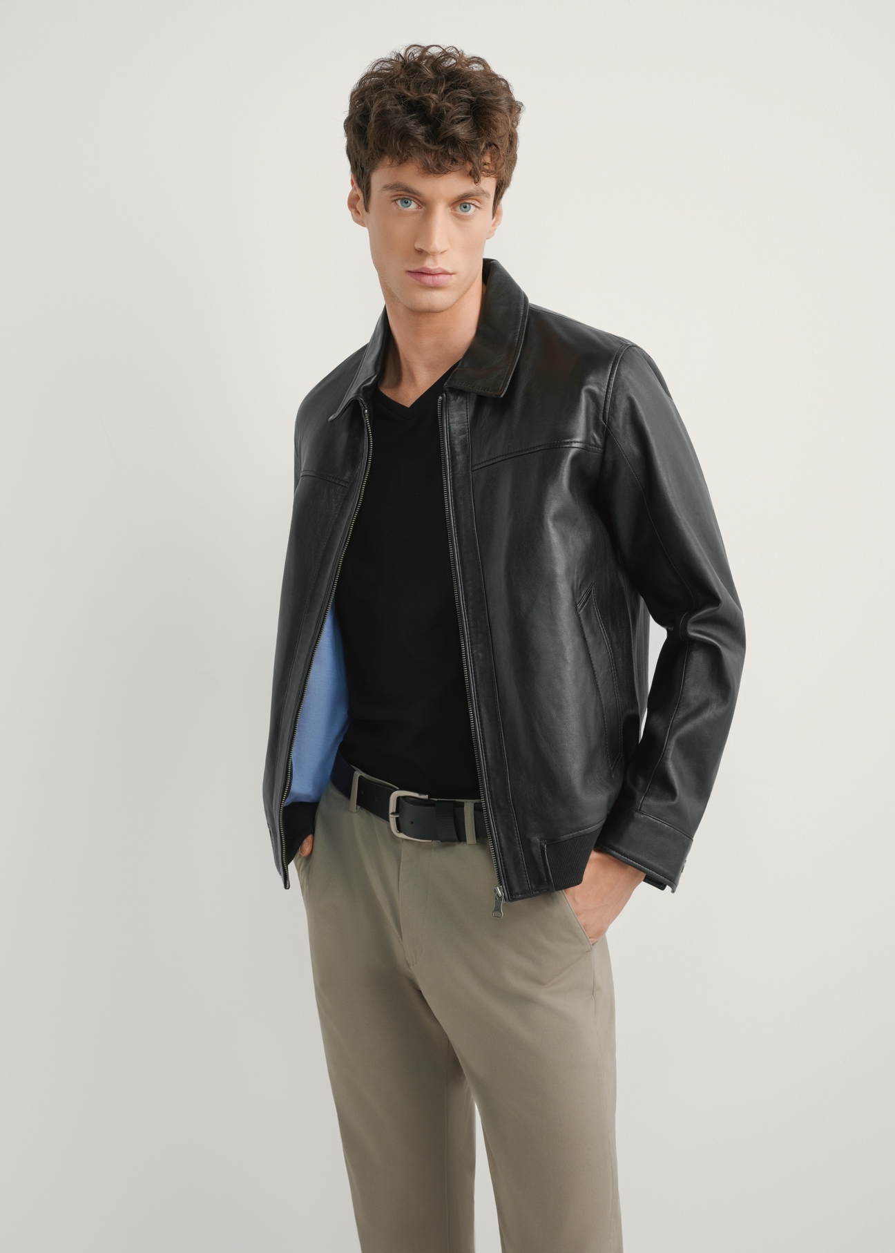 Czarna kurtka skórzana męska KURMS-0407-99(W26), widok produktu z przodu na modelu. Widoczna połowa sylwetki.