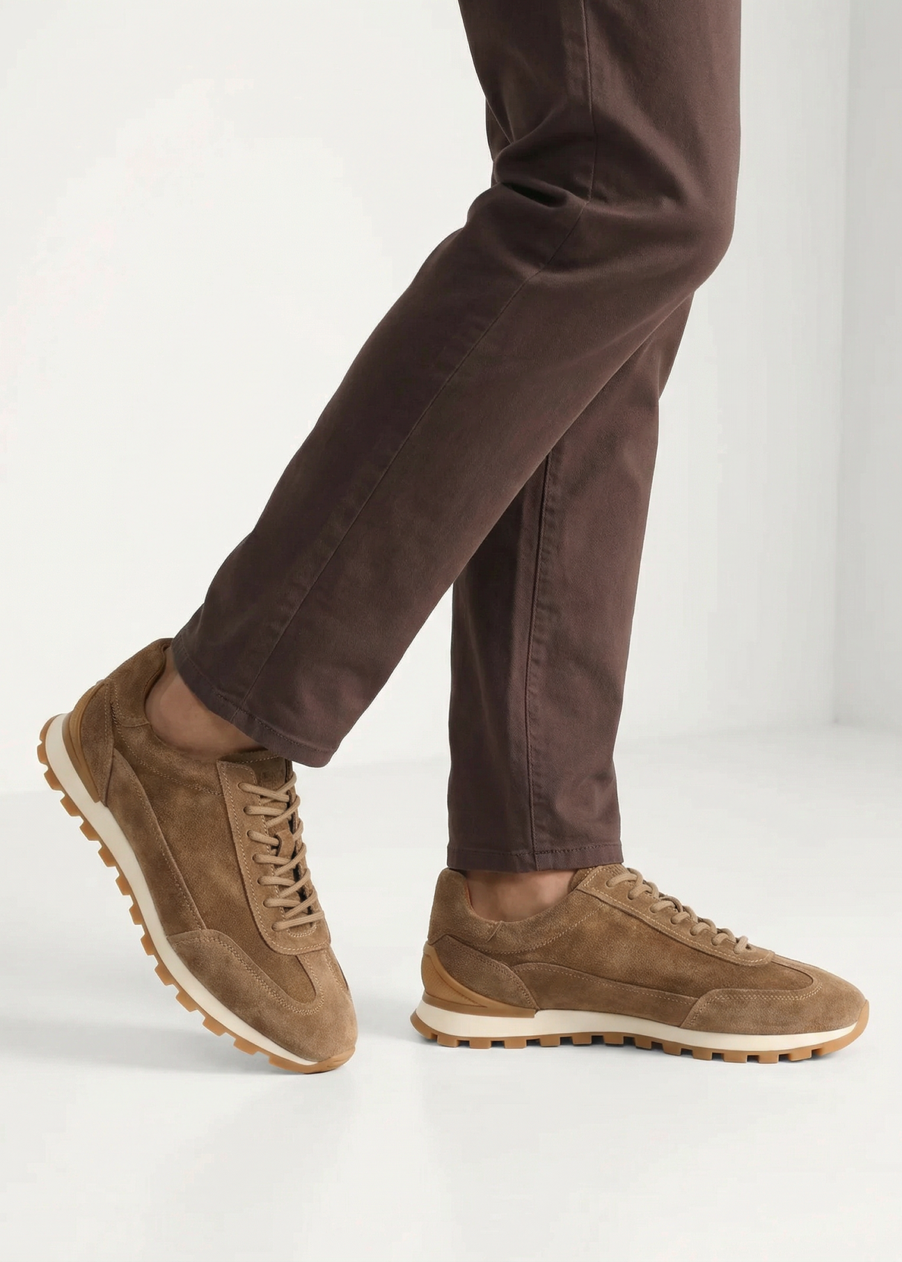 Zamszowe buty męskie w kolorze chłodnego beżu BUTYM-0542-1K(W26), widok produktu z boku na stopach modela.