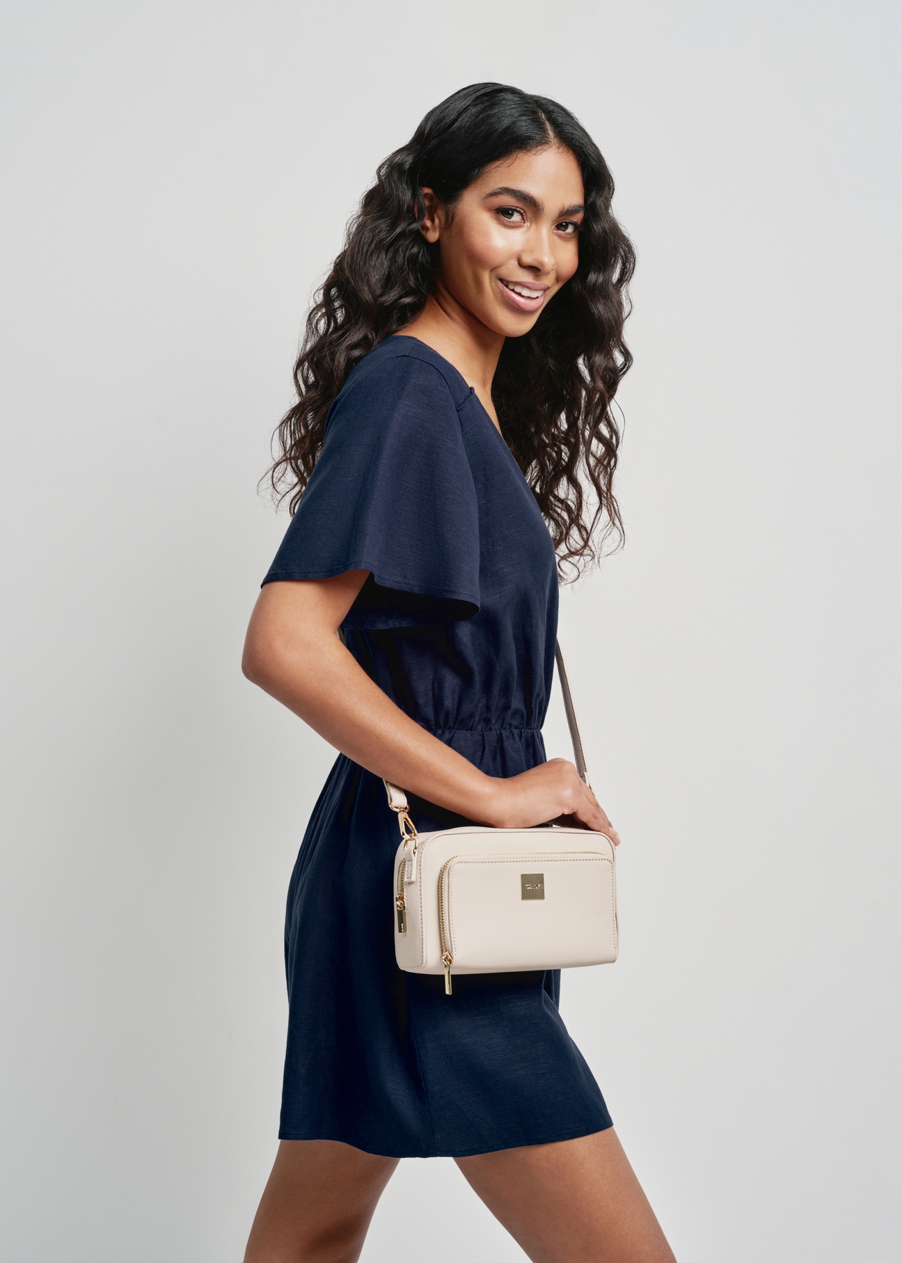 Mała beżowa torebka cross body TOREC-0904-80(W24)-07