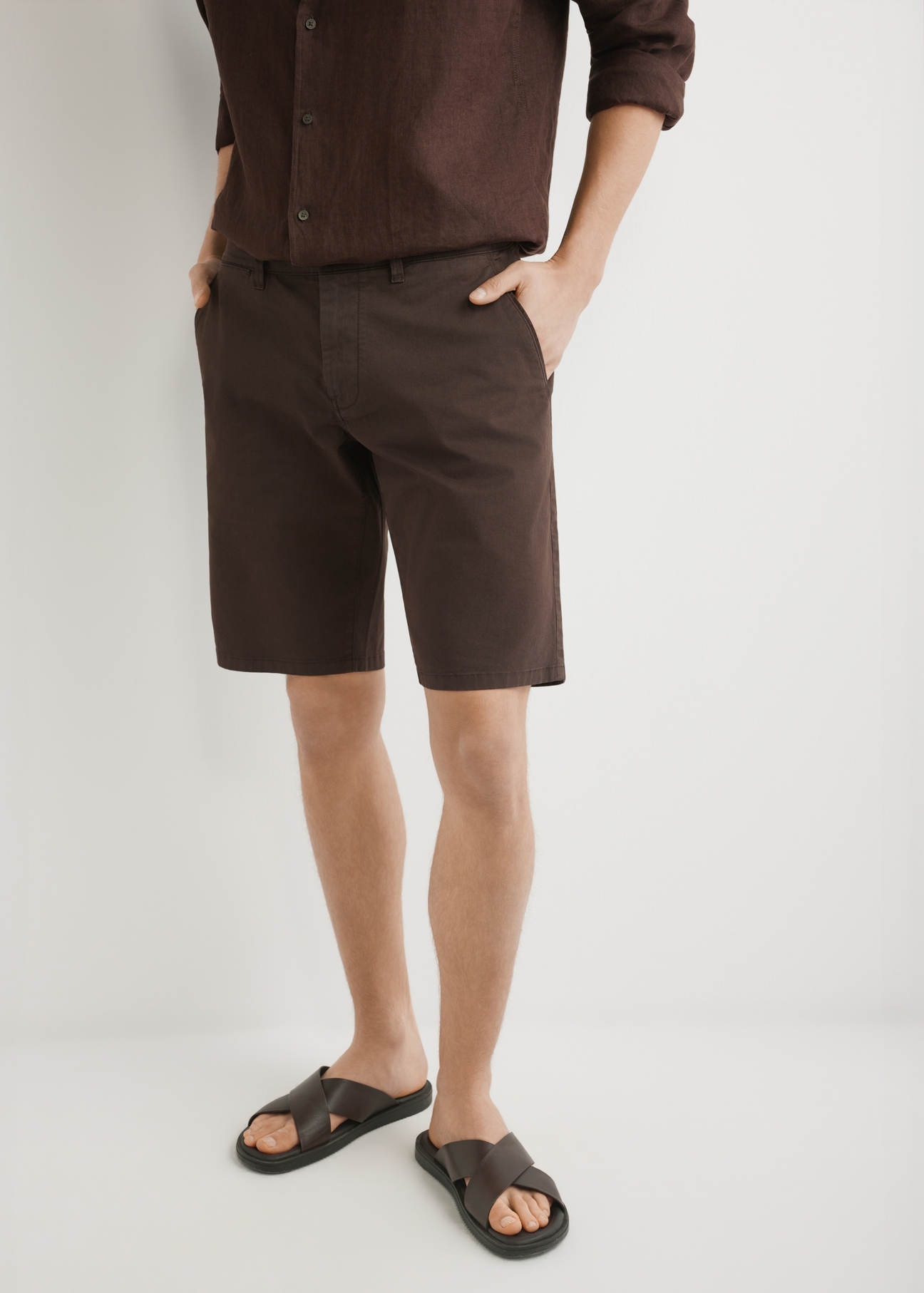 Brązowe szorty męskie SZOMT-0029-1I(W26), widok produktu z przodu na modelu. Widoczna połowa sylwetki.