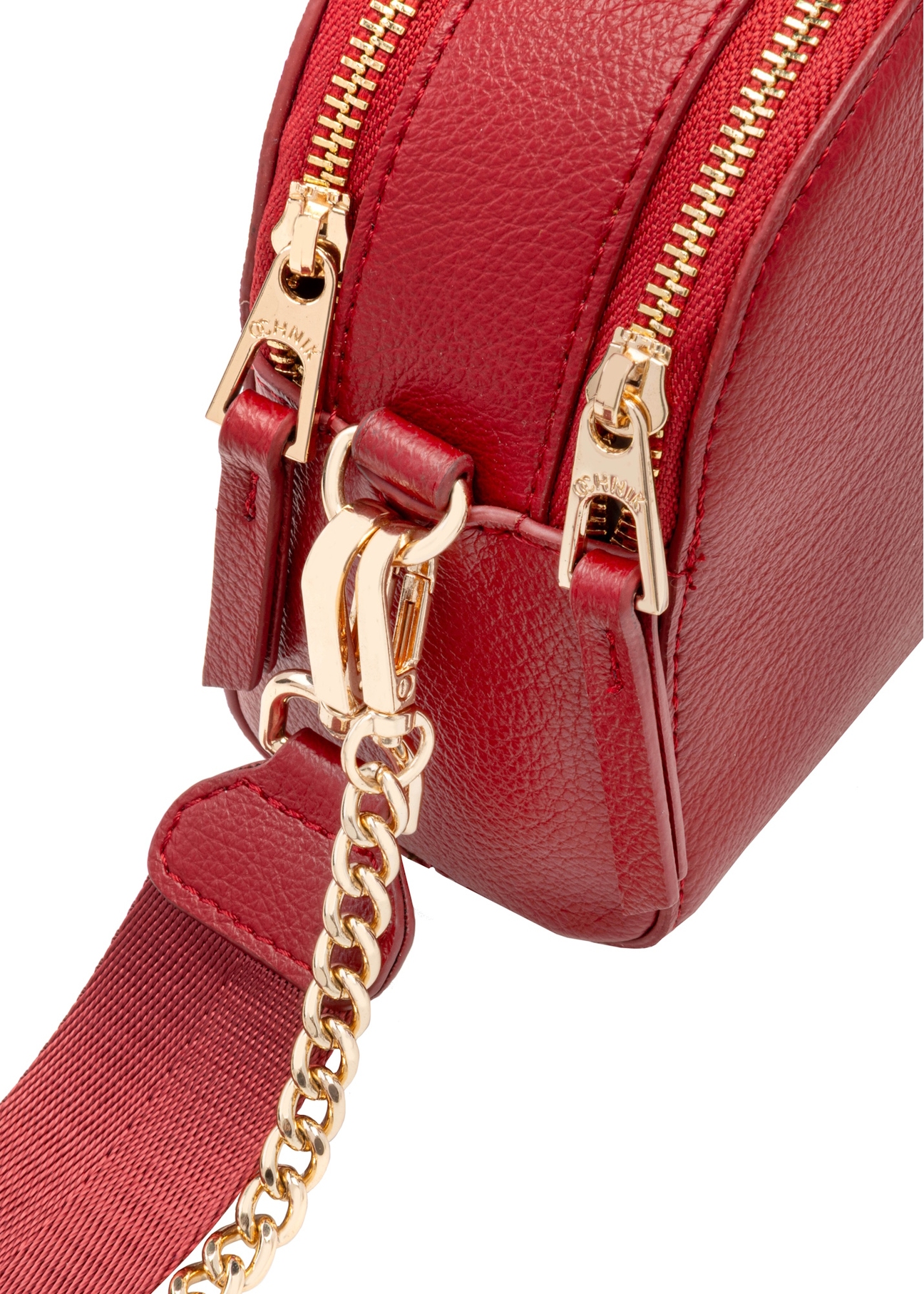 Mała czerwona torebka damska TOREC-0036E-42(Z25), zbliżenie na detal produktu na białym tle.