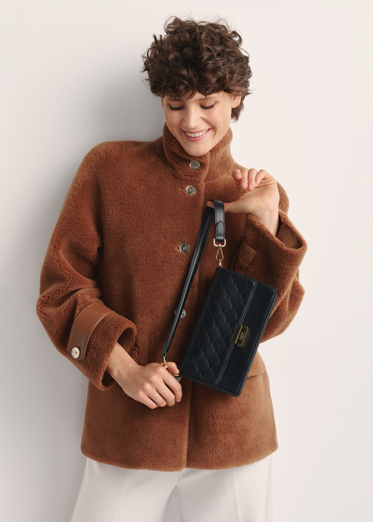 Czarna torebka damska z monogramem TOREC-1046-98(Z25)