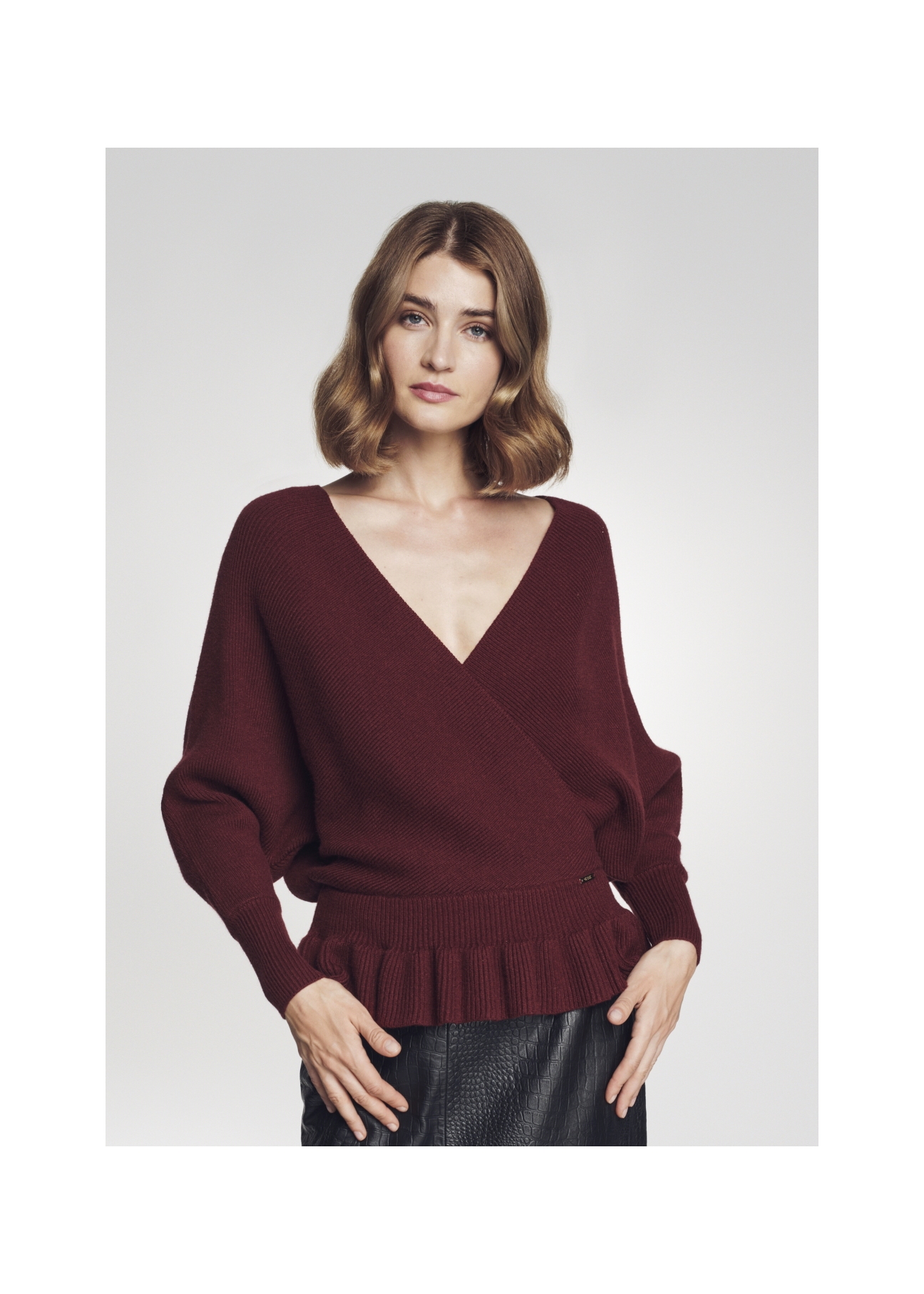 Bordowy sweter damski z taliowaniem SWEDT-0126-49(Z21)-01