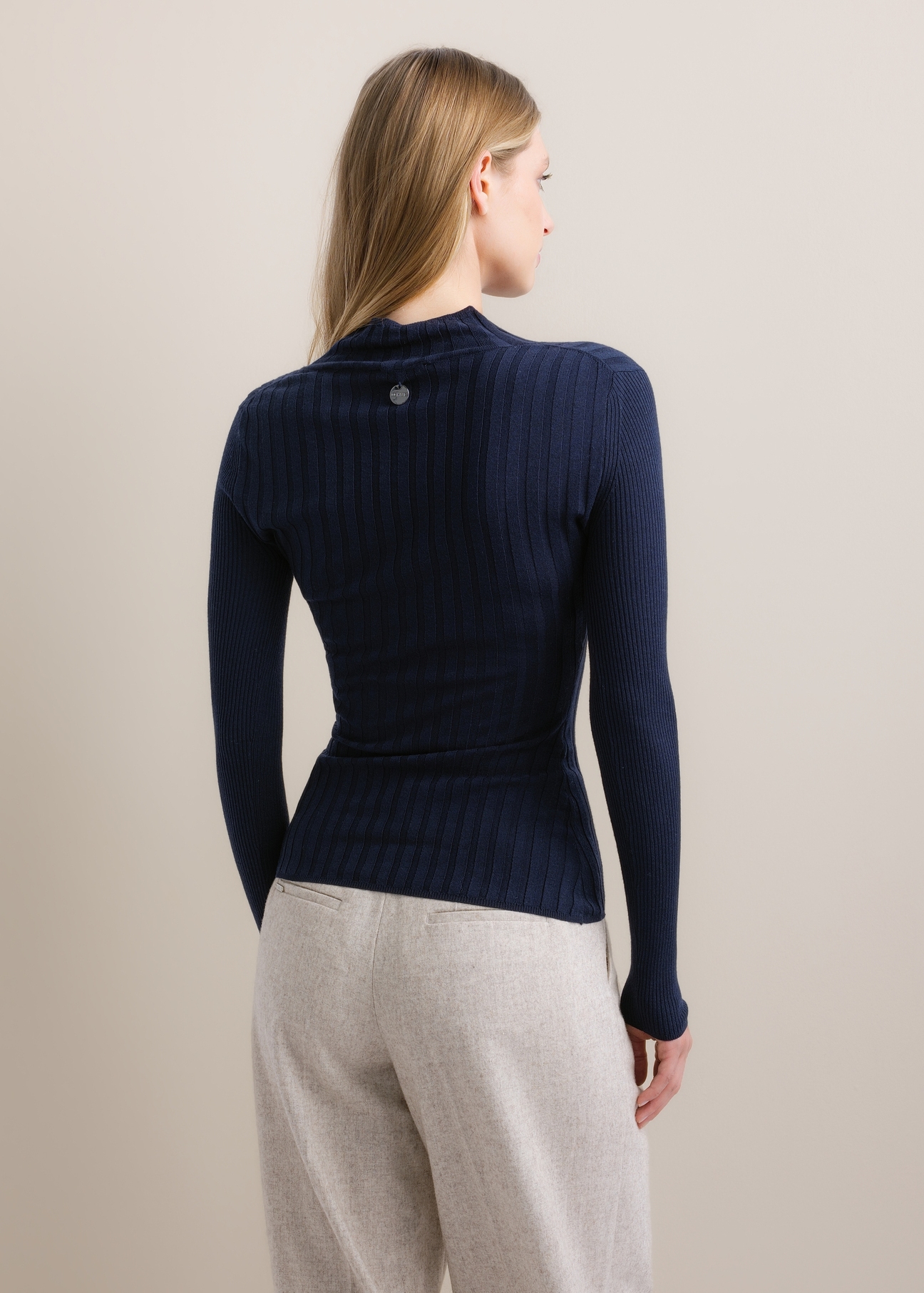 Ciemnogranatowy sweter damski z domieszką kaszmiru SWEDT-0288-7E(Z26), widok produktu od tyłu na modelce. Widoczna połowa sylwetki.