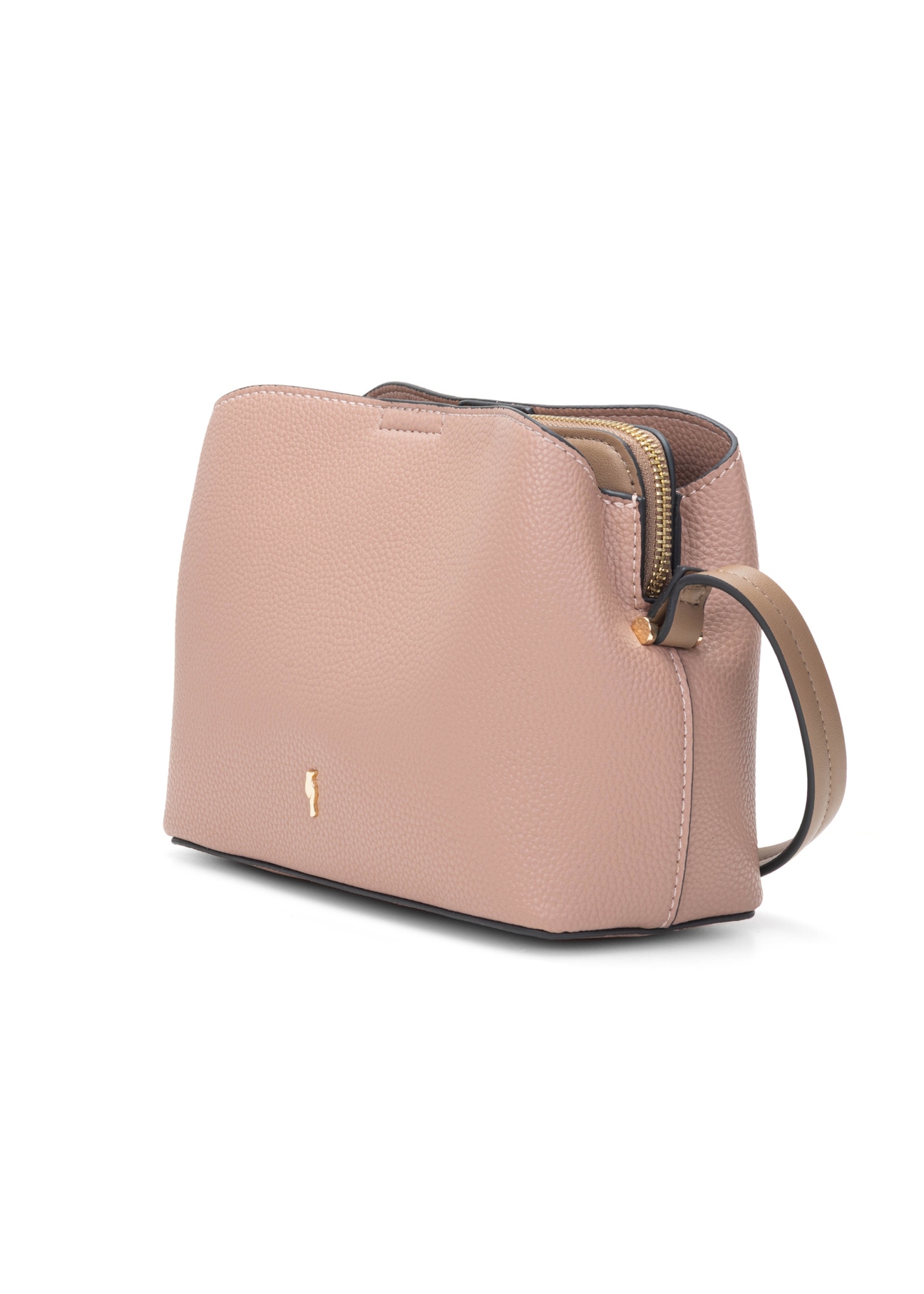 Różowa mała torebka damska TOREC-0768-5A(W26), widok produktu skosem na białym tle.