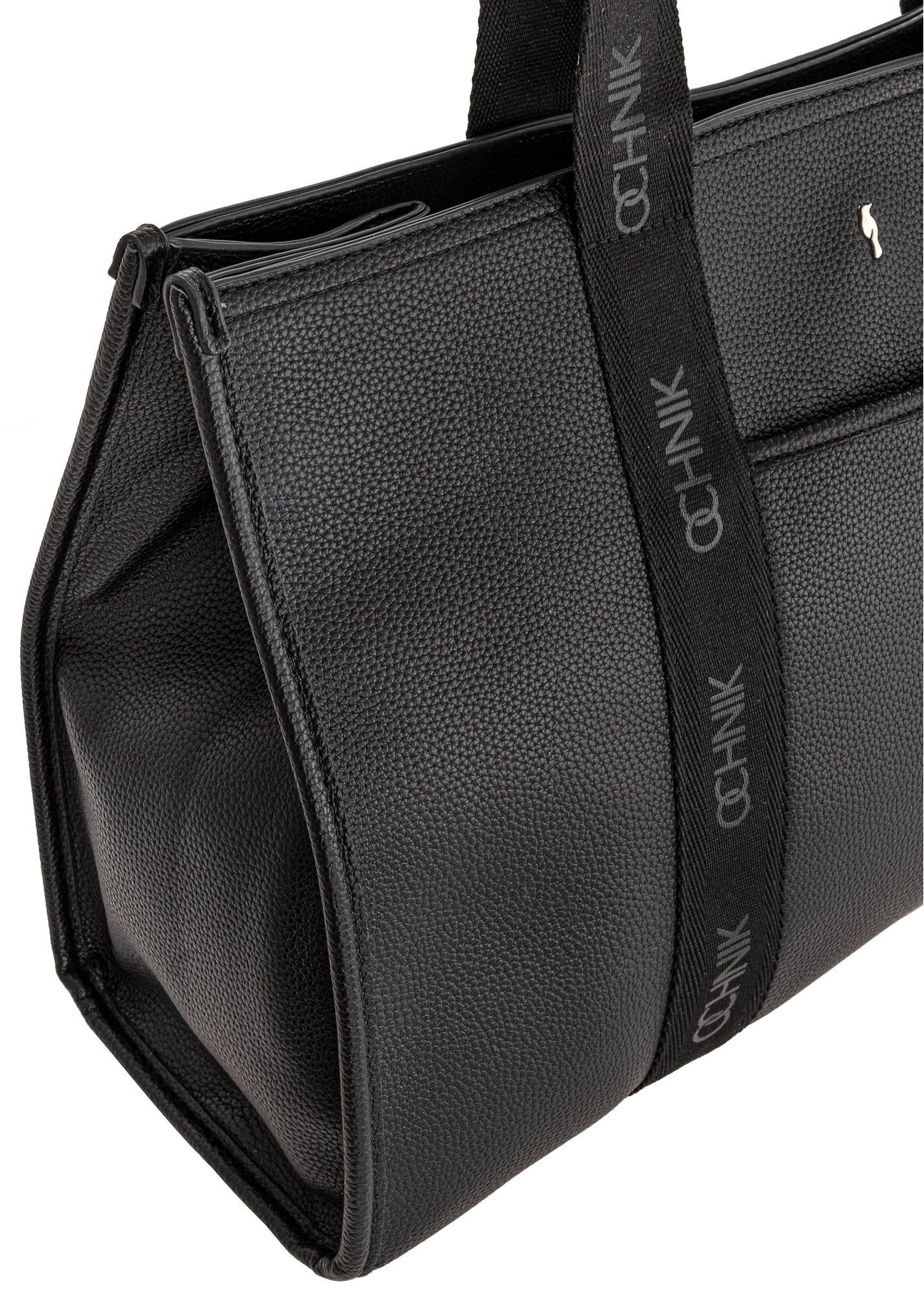Czarna duża torebka shopper TOREC-0977A-99(Z25) - zbliżenie na detal na białym tle. 