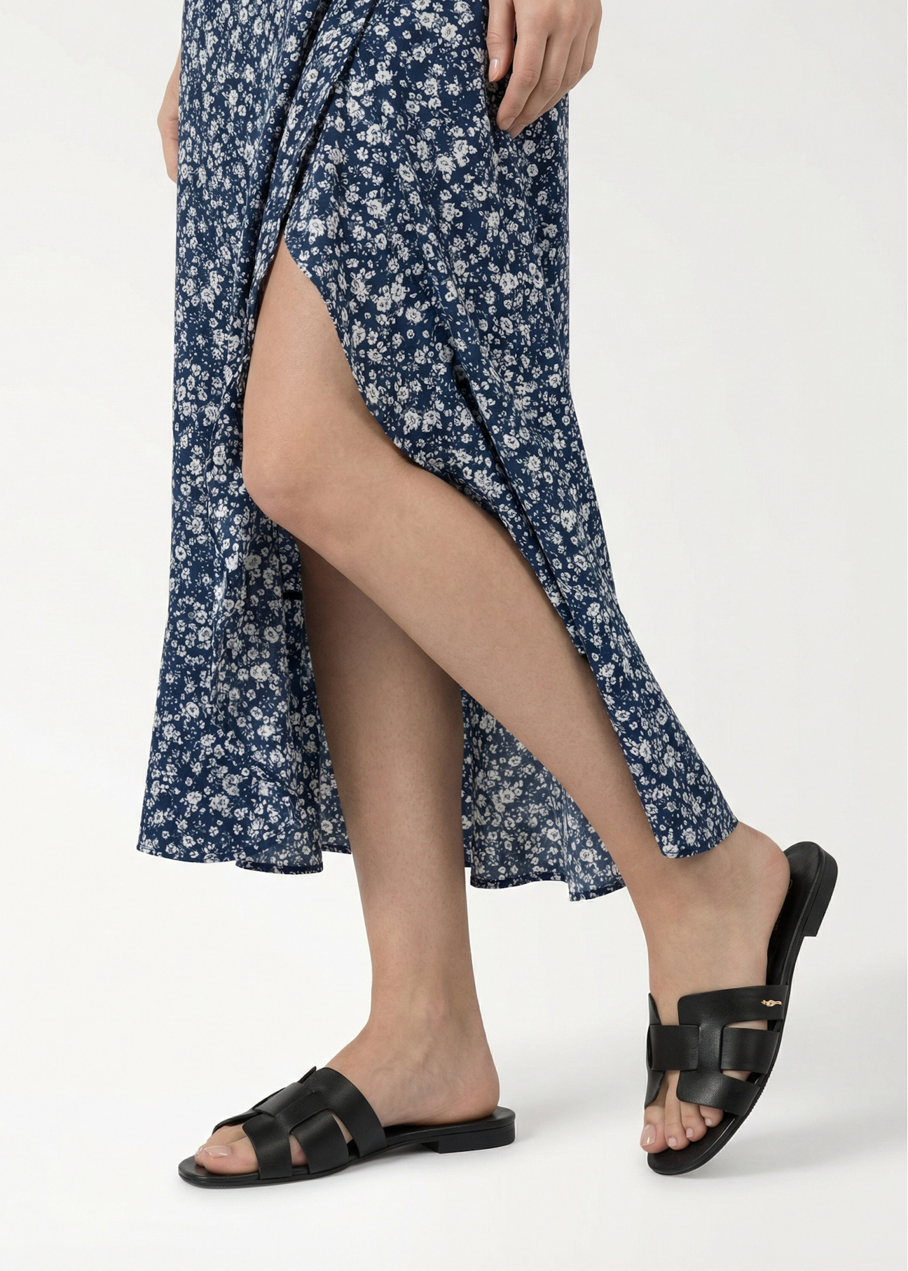 Czarne klapki damskie z plecionką BUTYD-0904D-99(W26), widok produktu z boku na stopach modelki.