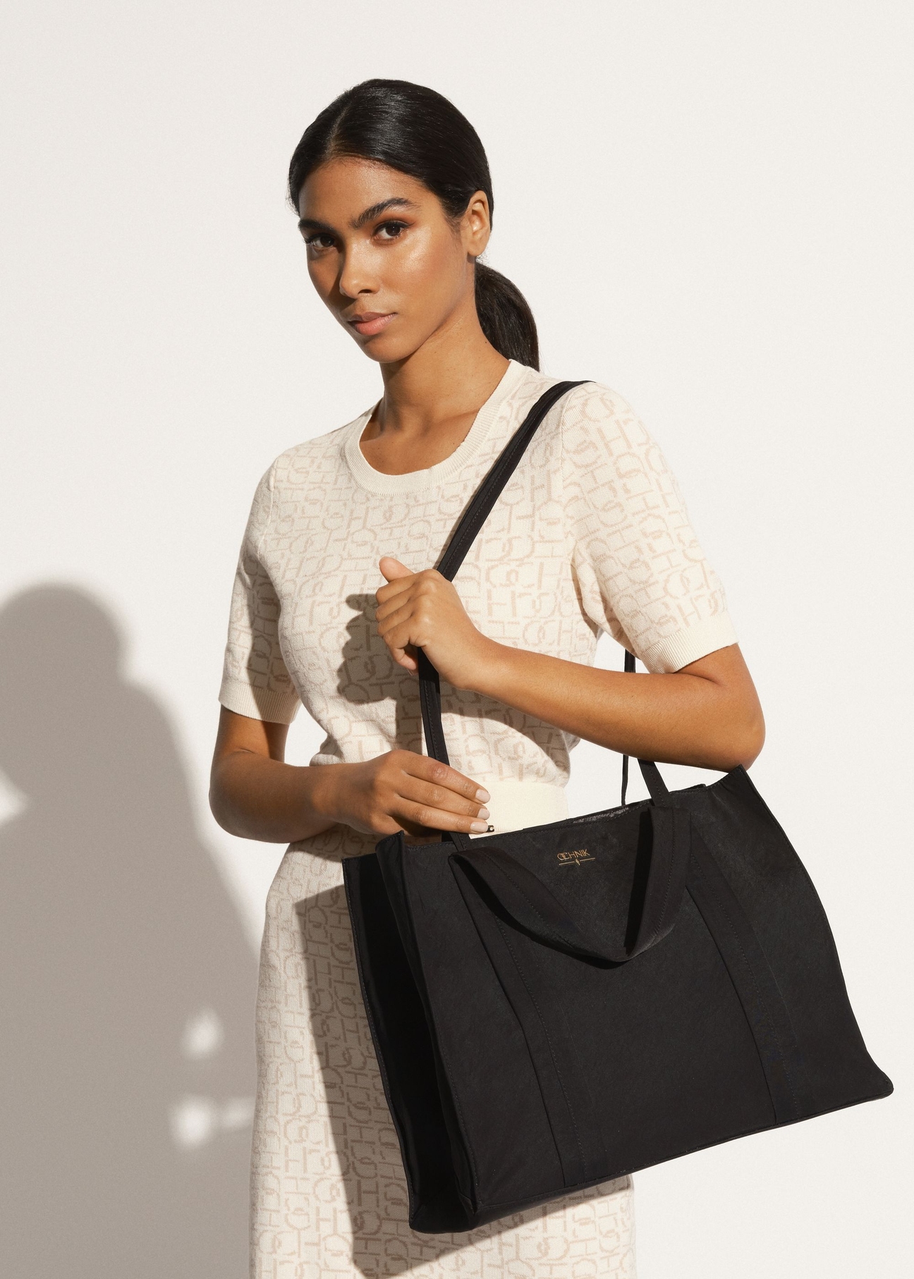 Czarna torebka damska typu tote bag TOREN-0248-99(W23)-06
