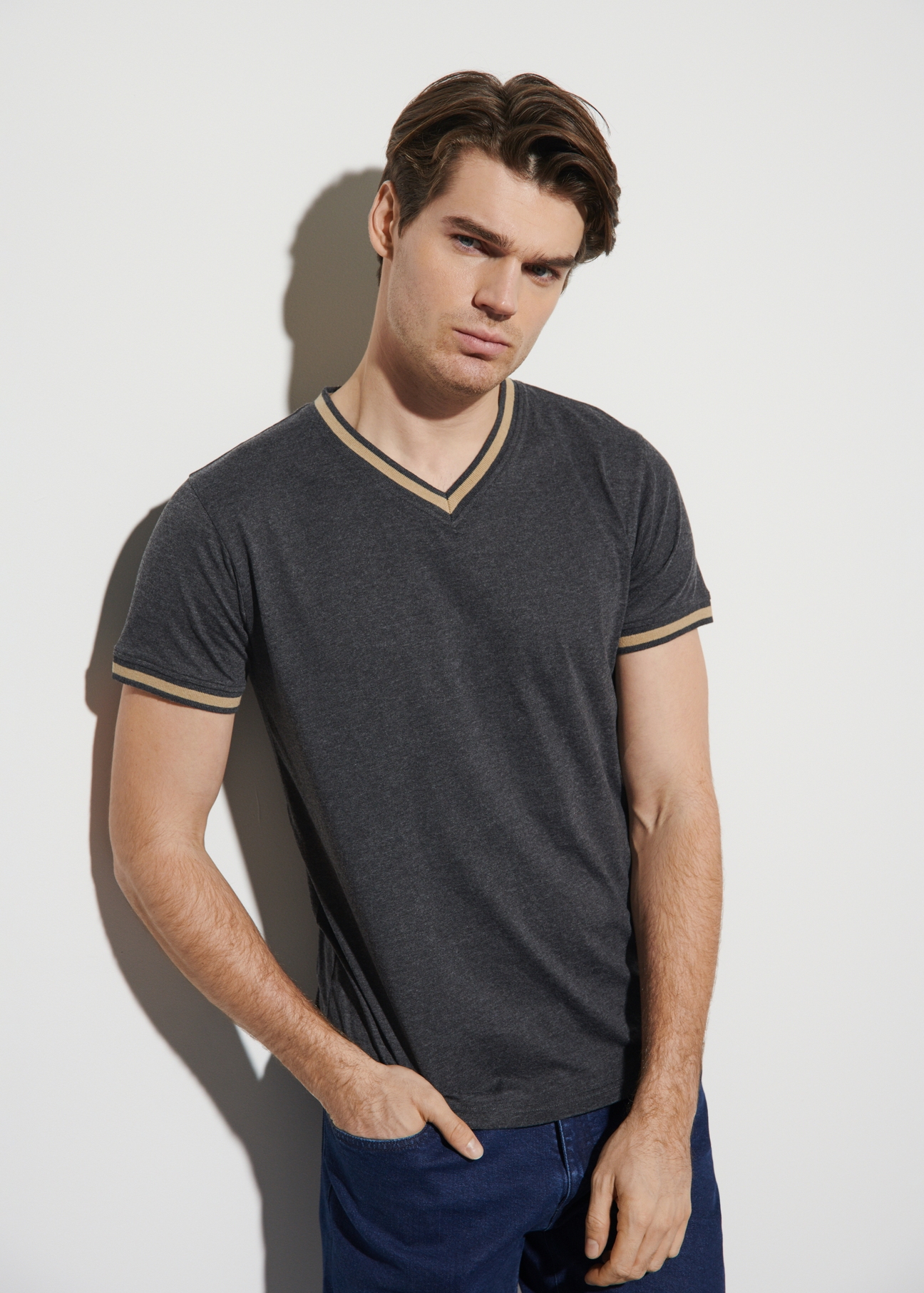 Ciemnoszaro-beżowy T-shirt męski TSHMT-0069-91(W23)-01