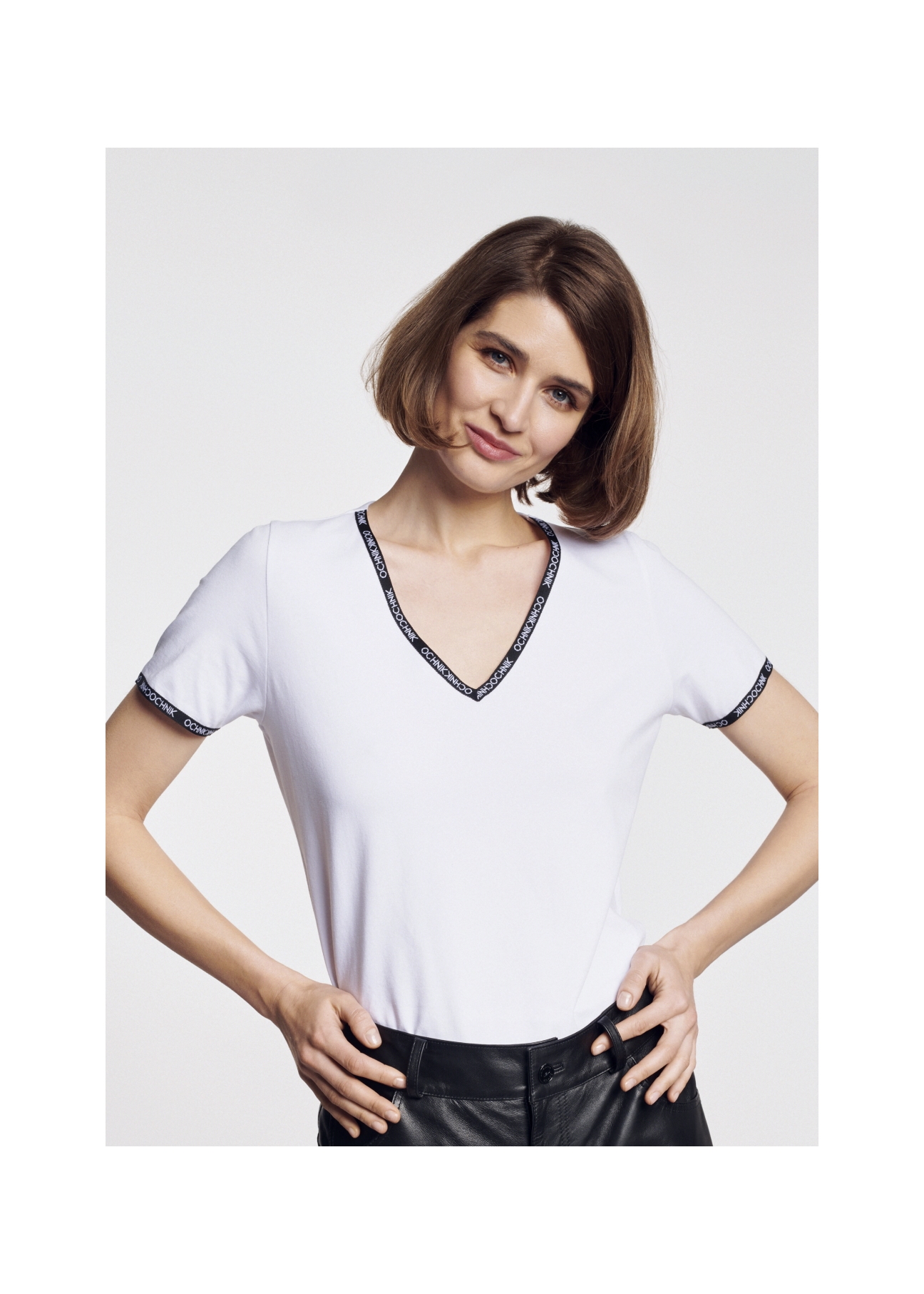 Biały T-shirt z dekoltem V damski TSHDT-0061-11(W21)-01