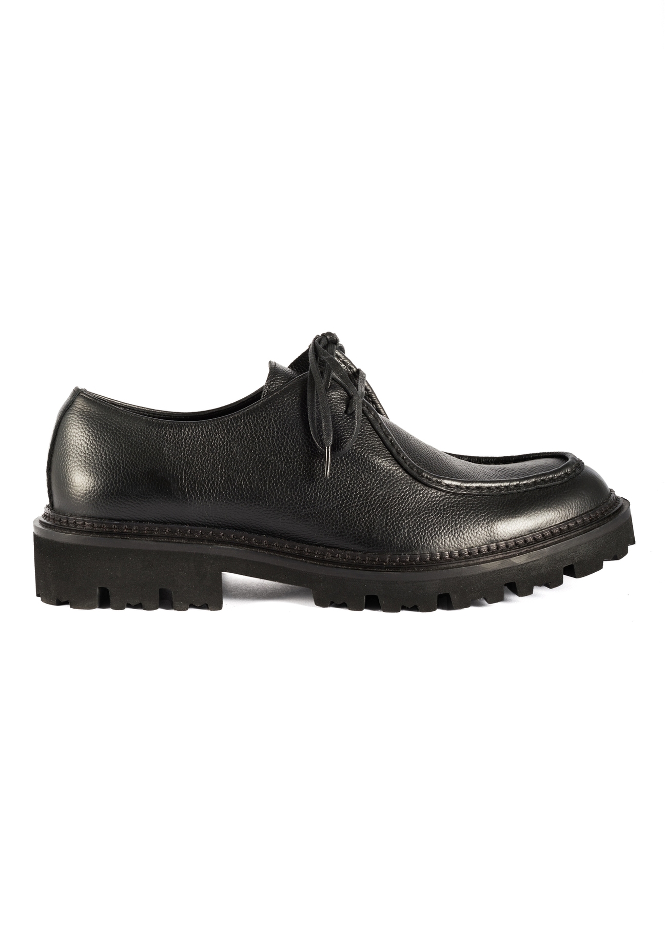 Czarne skórzane buty męskie BUTYM-0524-99(Z25), widok produktu bokiem na białym tle.