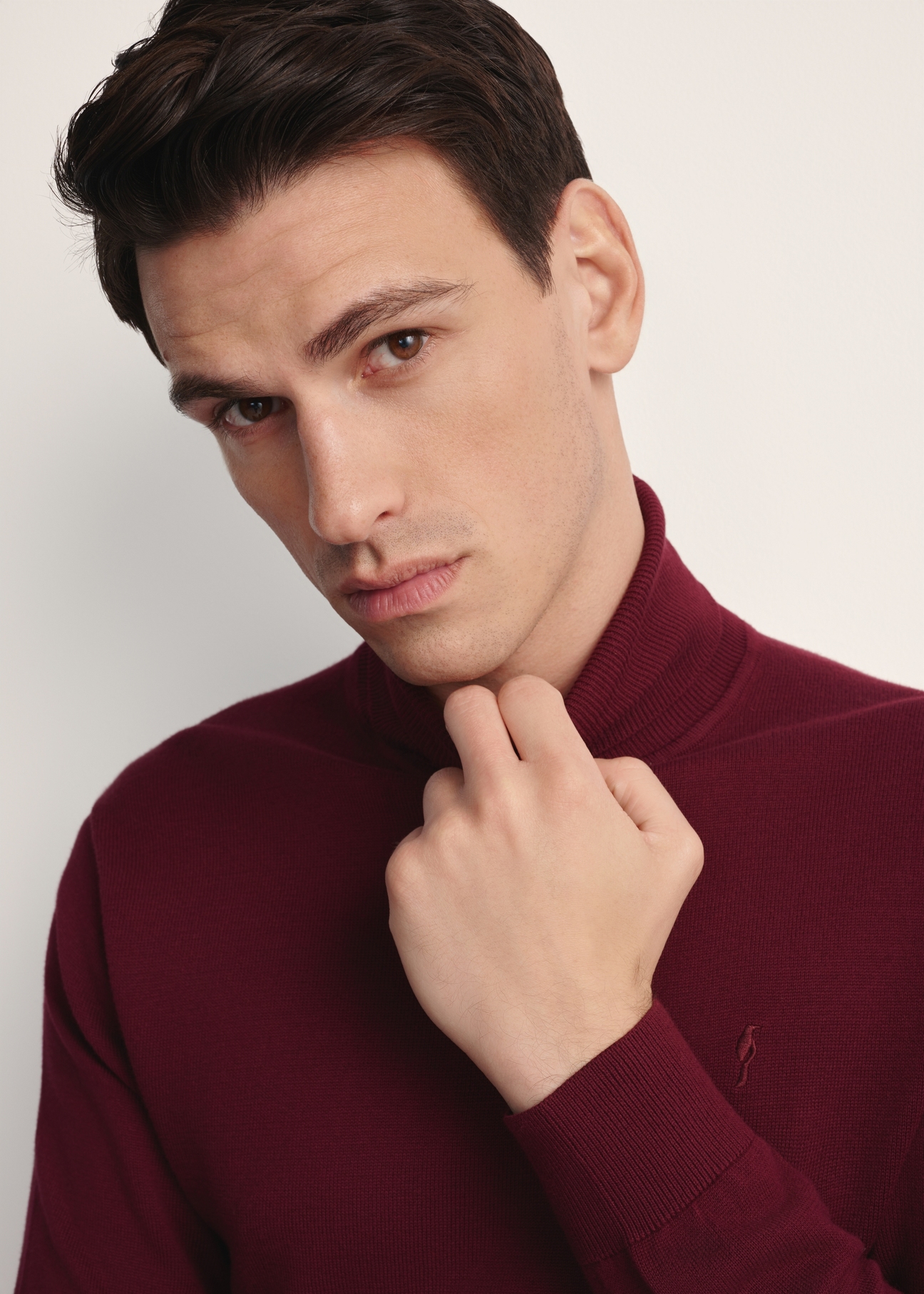 Bordowy sweter męski z golfem SWEMT-0095B-49(Z25), zbliżenie na produkt na modelu.