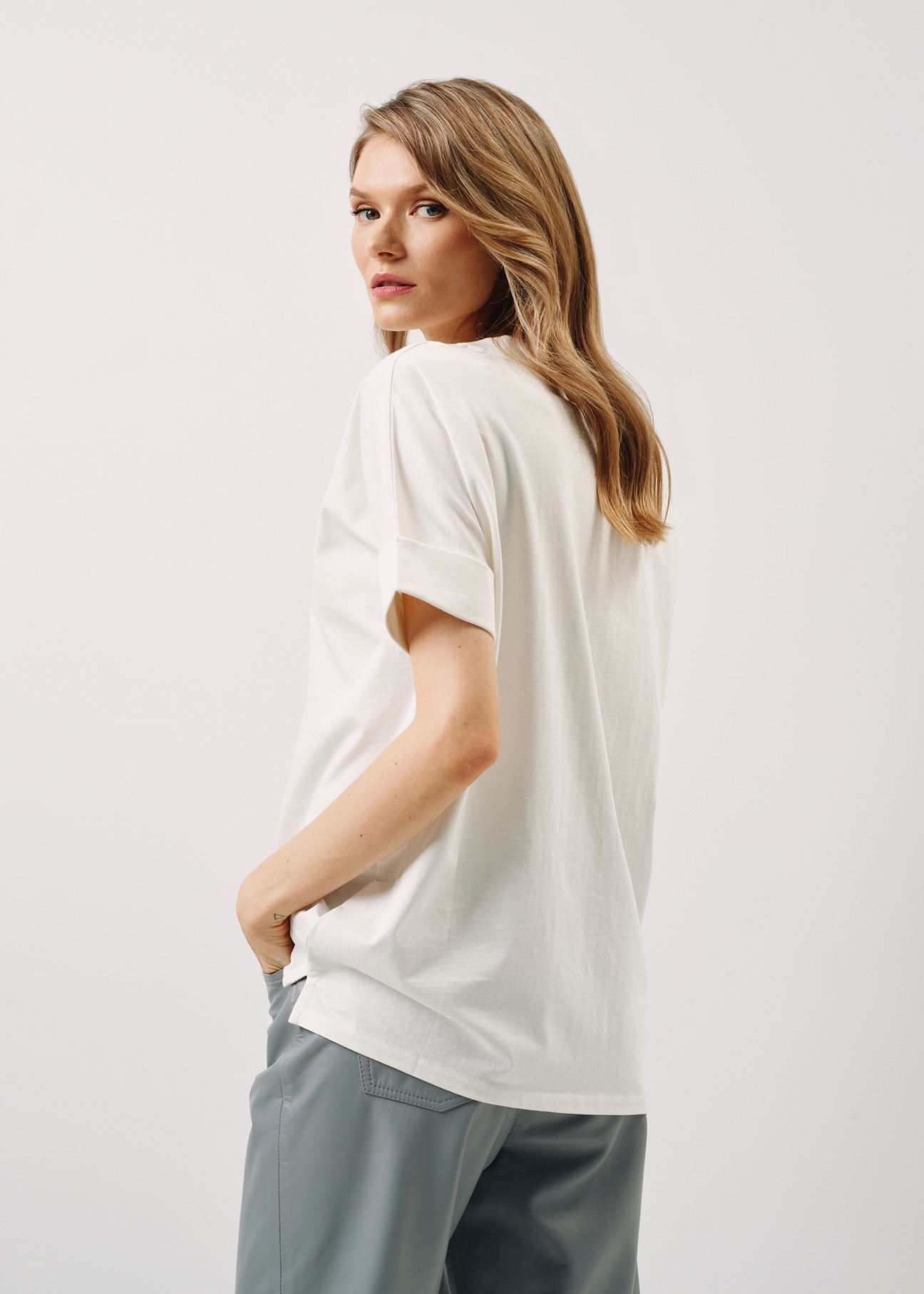 Kremowy T-shirt damski z kwiatowym printem TSHDT-0122-12(W24)-03