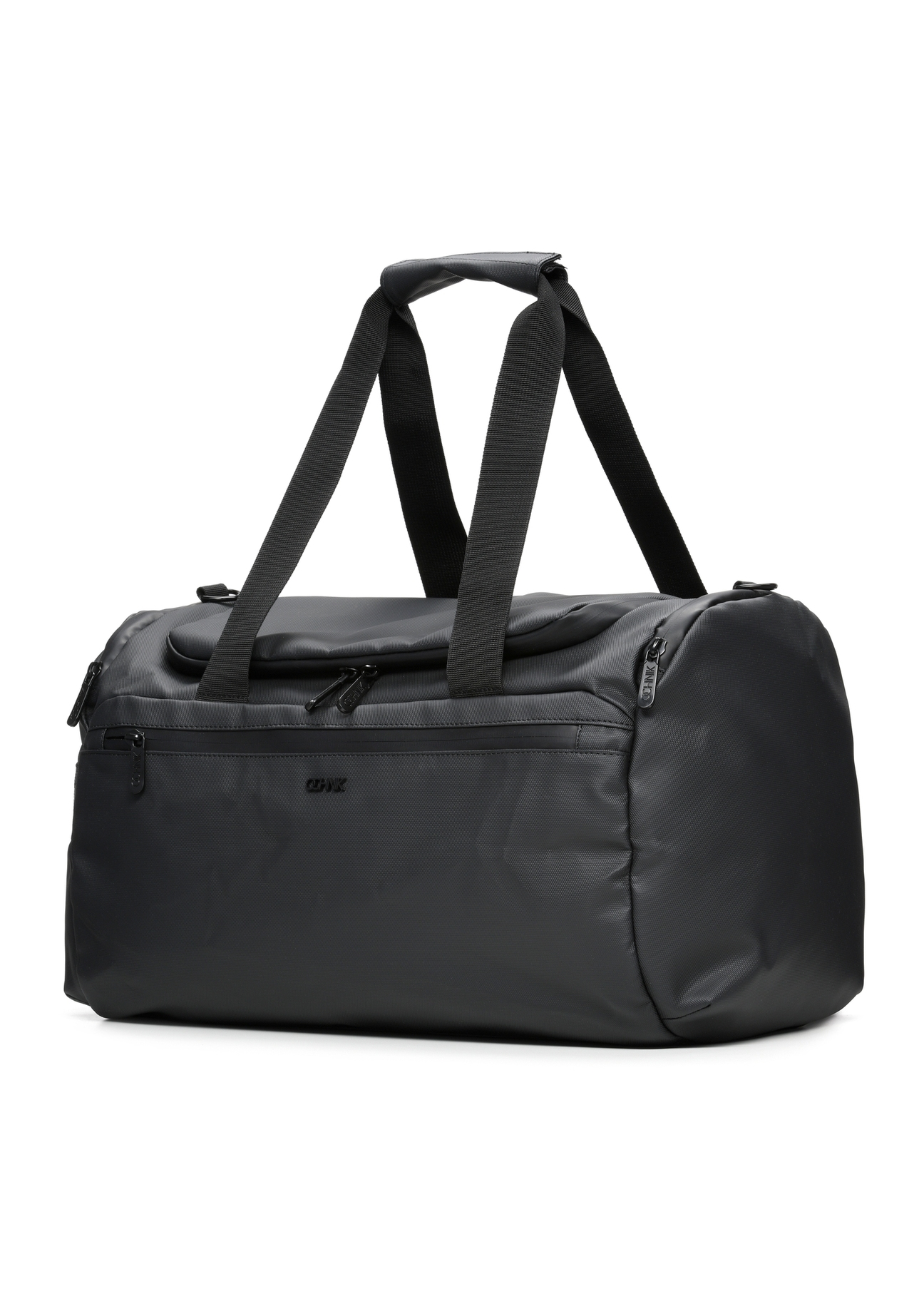 Czarna torba podróżna TORMN-0412-99(W26), widok produktu skosem na białym tle.