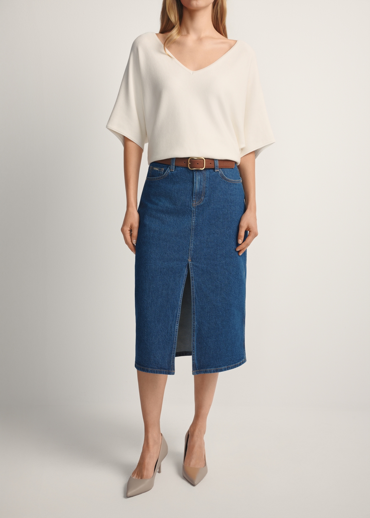 Jeansowa spódnica midi SPCDT-0119-7H(W26), widok produktu z przodu na modelce. Widoczna połowa sylwetki.