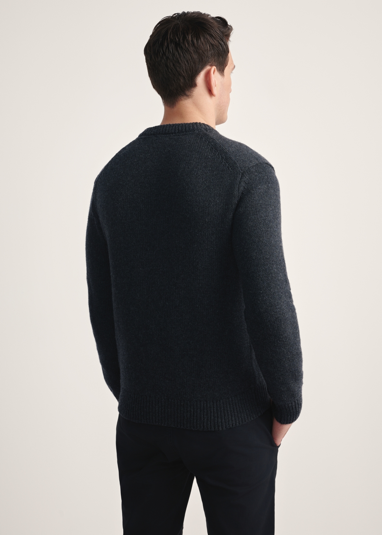 Grafitowy sweter męski SWEMT-0172-99(Z25), widok produktu z tyłu na modelu. Widoczna połowa sylwetki.