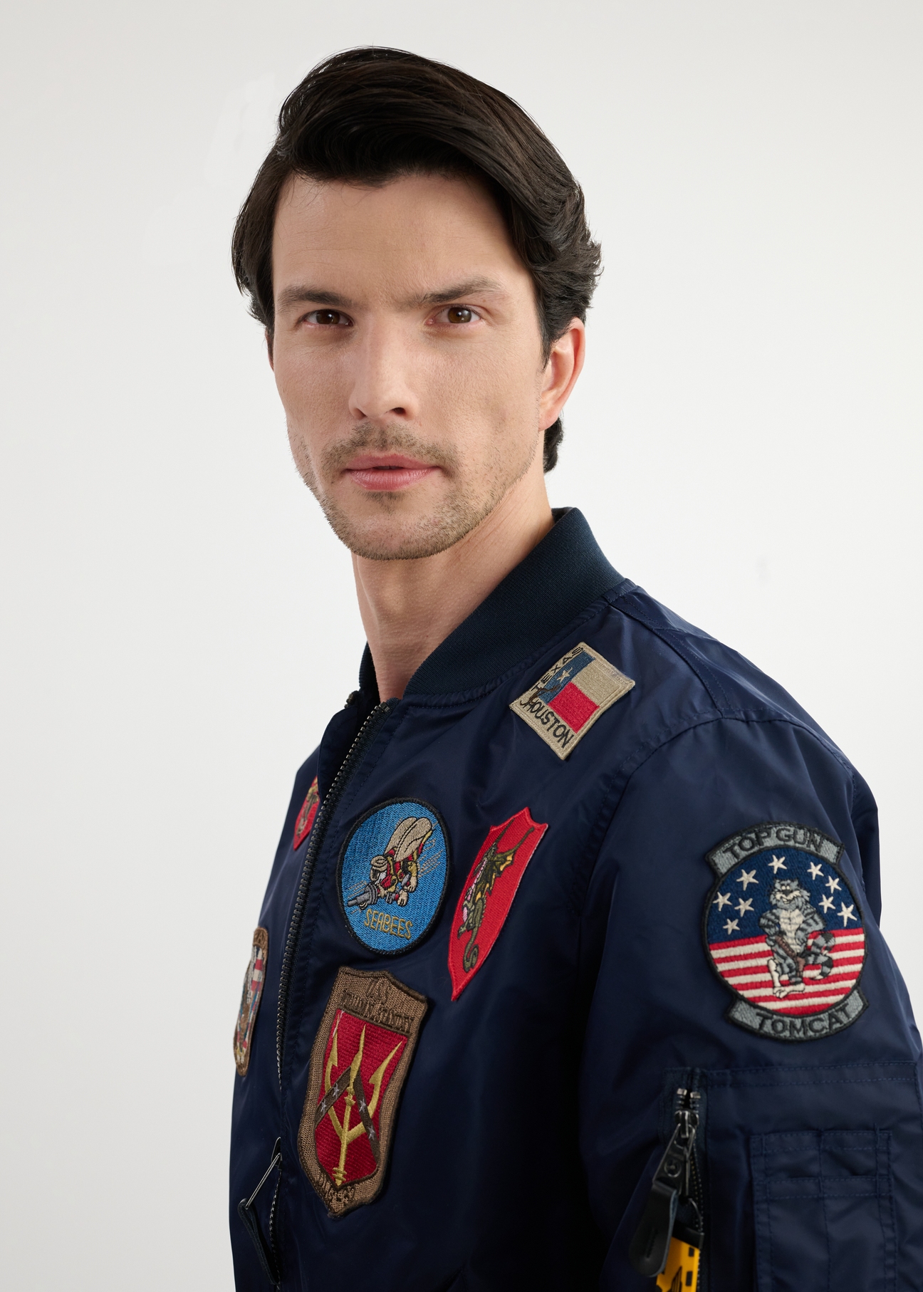 Granatowa męska kurtka pilotka TOP GUN KURMT-0381-69(W25) - zbliżenie z przodu na modelu na białym tle.  