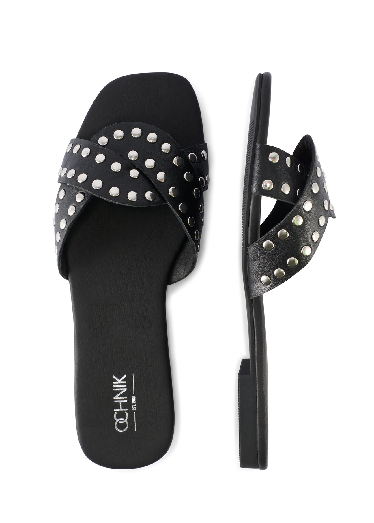 Czarne skórzane klapki damskie z dżetami BUTYD-1226-99(W26), widok produktu z góry na białym tle.
