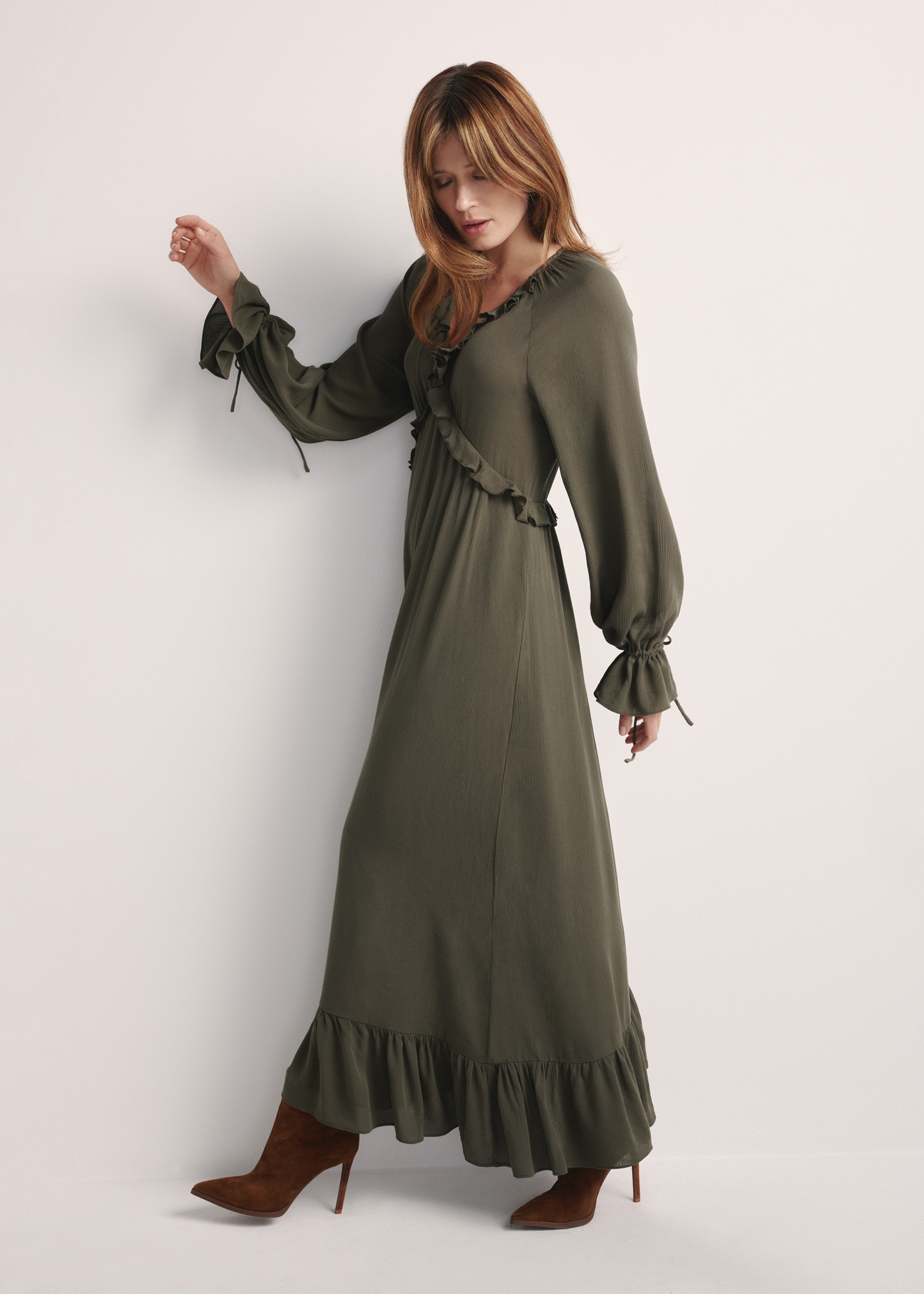 Sukienka maxi w kolorze khaki SUKDT-0248-55(Z25). produkt widoczny od boku, widoczna cała sylwetka.