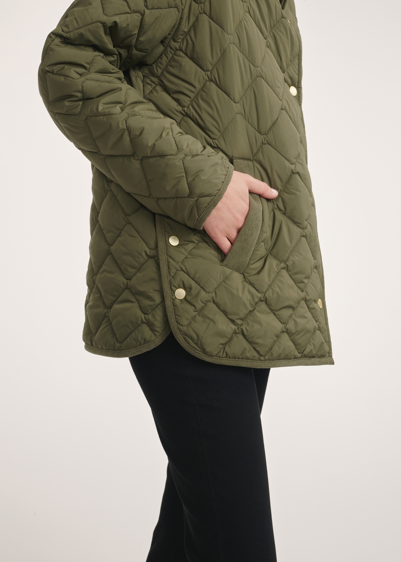 Kurtka damska z kołnierzem w kolorze khaki KURDT-0596-55(Z25), zbliżenie na detal produktu na modelce.
