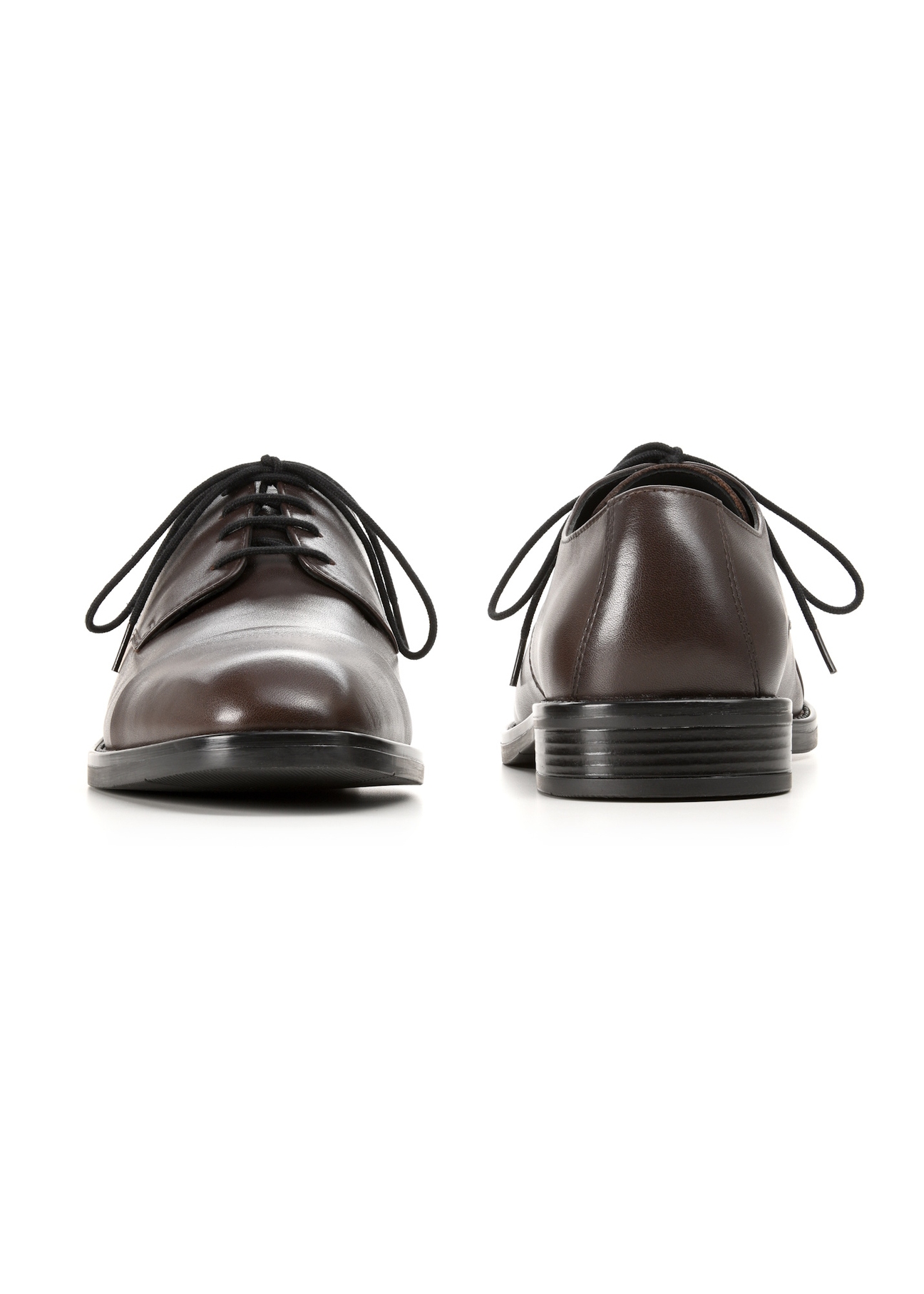 Ciemnobrązowe skórzane półbuty męskie BUTYM-0500-1I(W26), widok produktu z przodu i tyłu na białym tle.