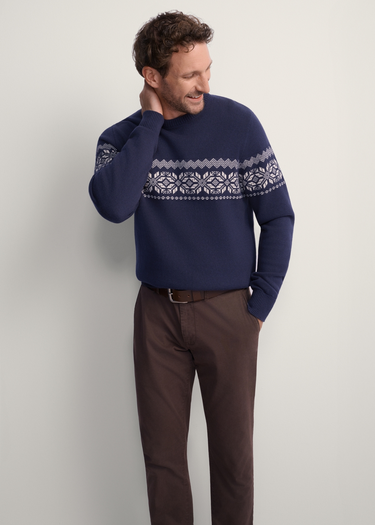 Granatowy sweter męski SWEMT-0177-68(Z25), widok produktu z przodu na modelu. Widoczna połowa sylwetki.
