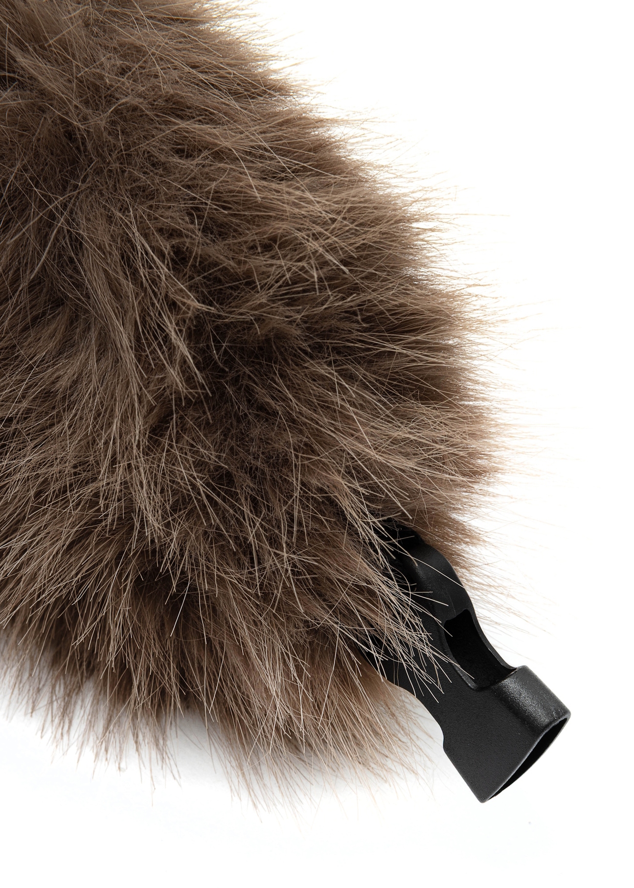 Brązowa czapka uszatka damska CZADF-0047-89(Z25) - zbliżenie na detal, na białym tle. 