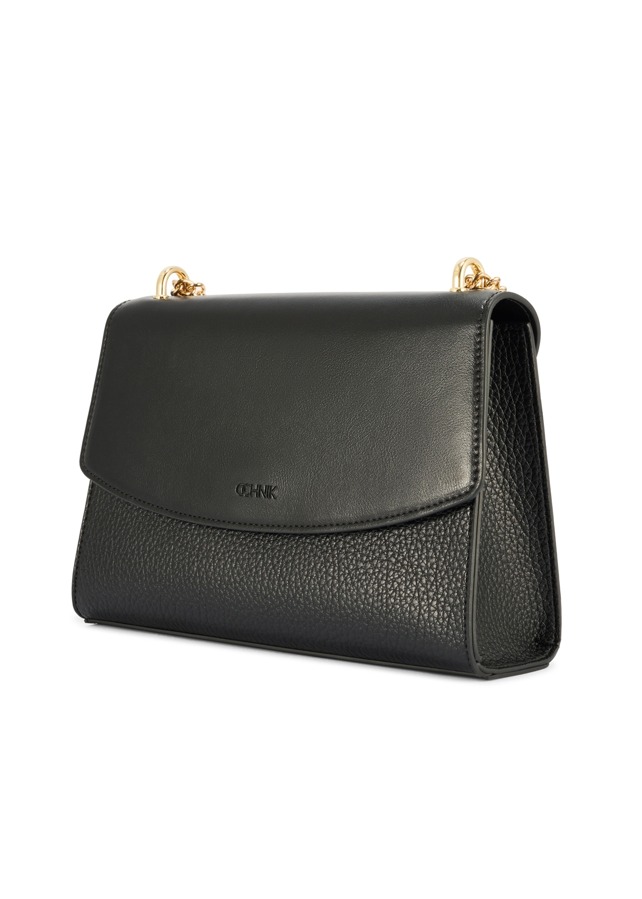 Czarna elegancka listonoszka damska TOREC-1165-99(W26) - widok produktu po skosie, na białym tle.