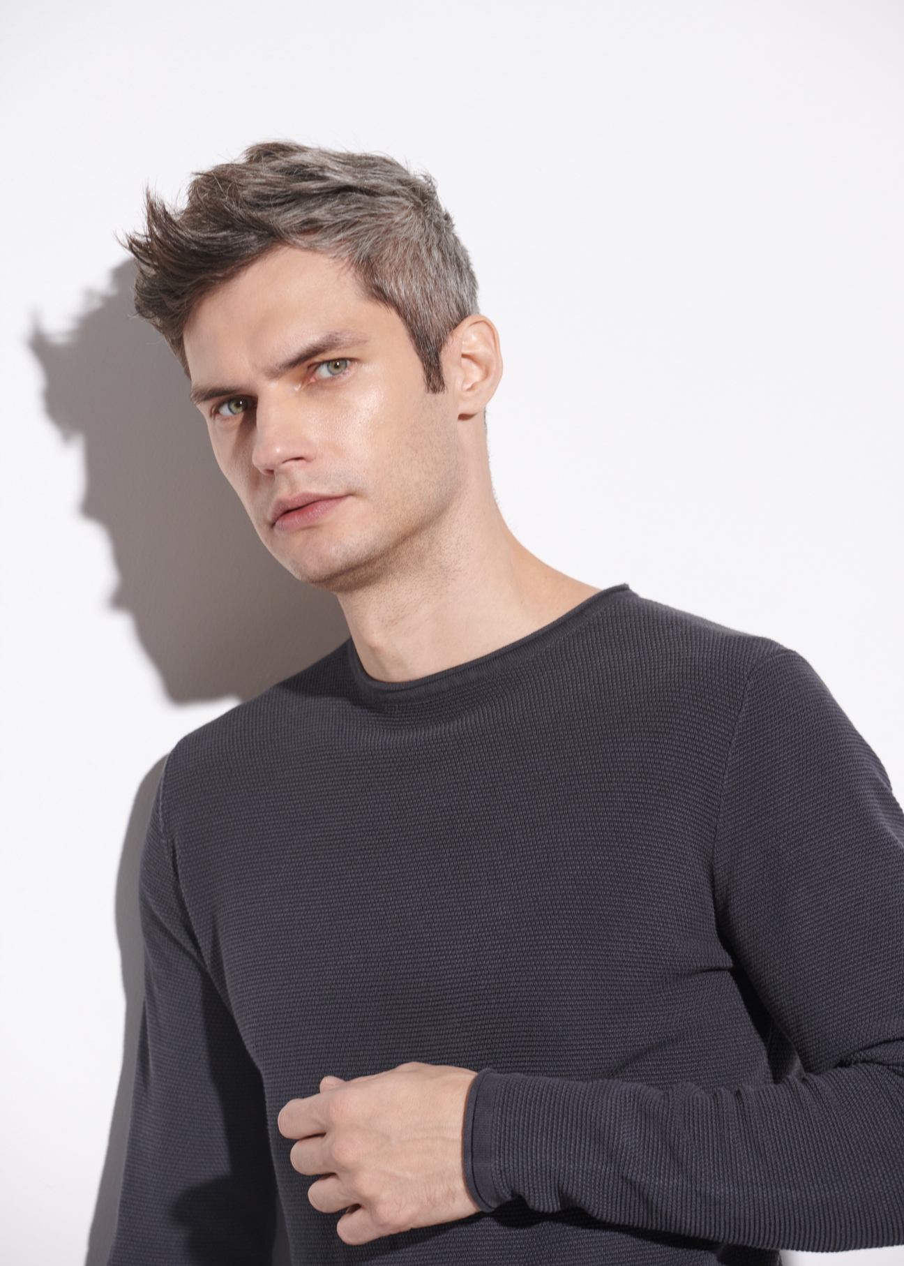 Grafitowy sweter męski basic SWEMT-0128-95(W23)-01