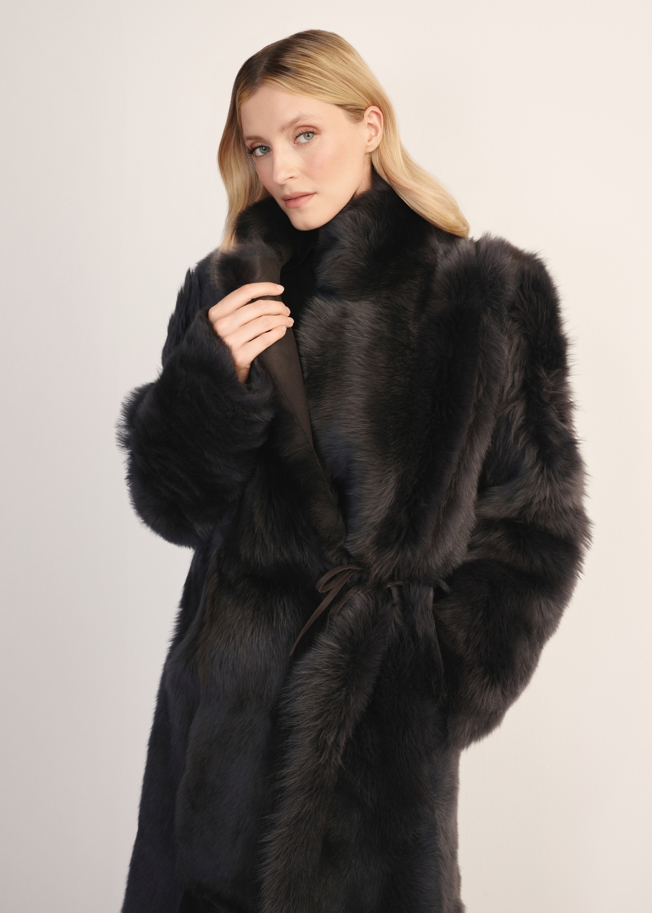 Brązowy dwustronny skórzany kożuch damski KOZDS-0088-3096(Z25) - widok produktu z przodu na białym tle. Widoczna połowa sylwetki.