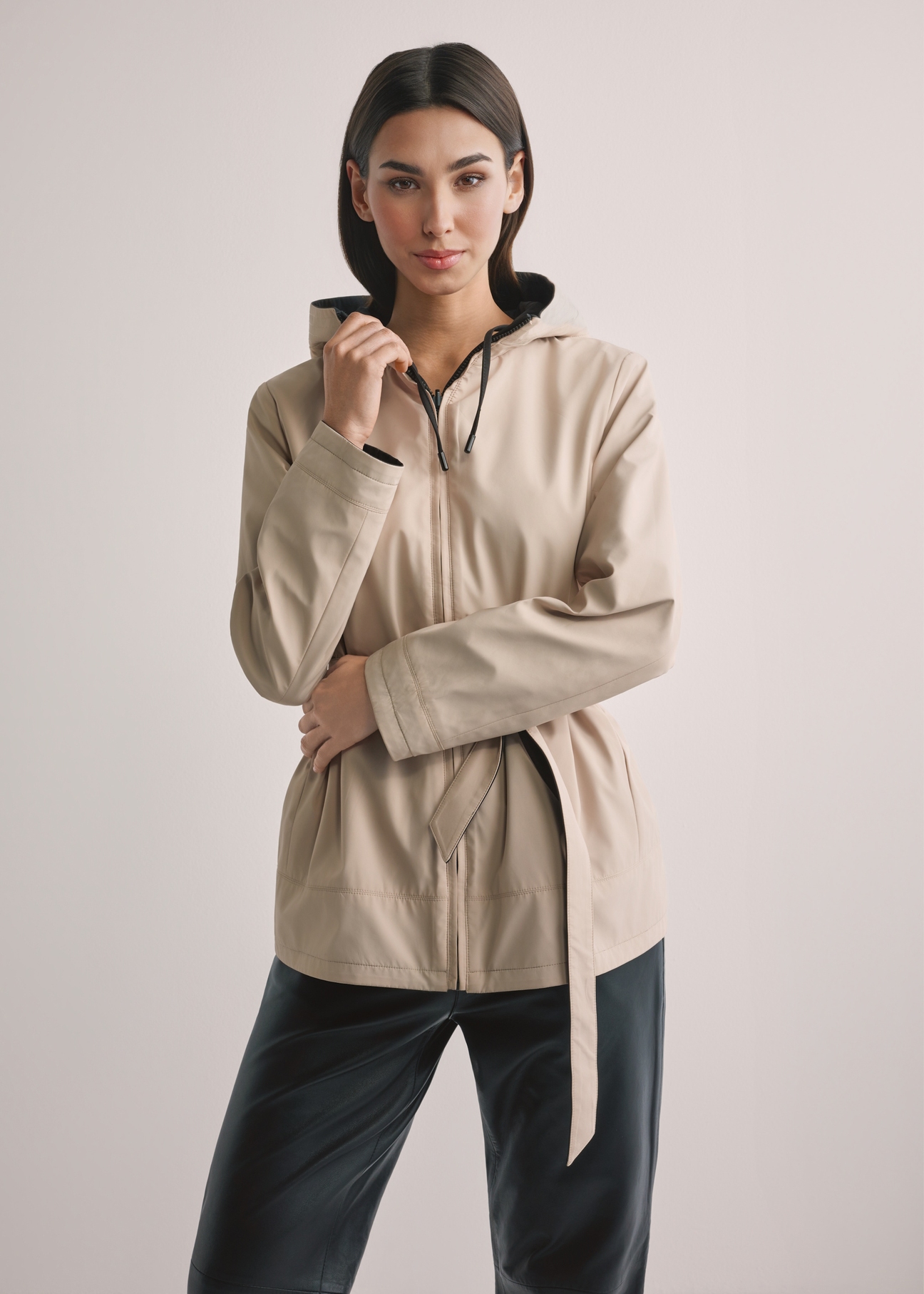 Dwustronna przejściowa kurtka damska KURDT-0655-9J(W26), widok produktu z przodu na modelce. Widoczna połowa sylwetki.