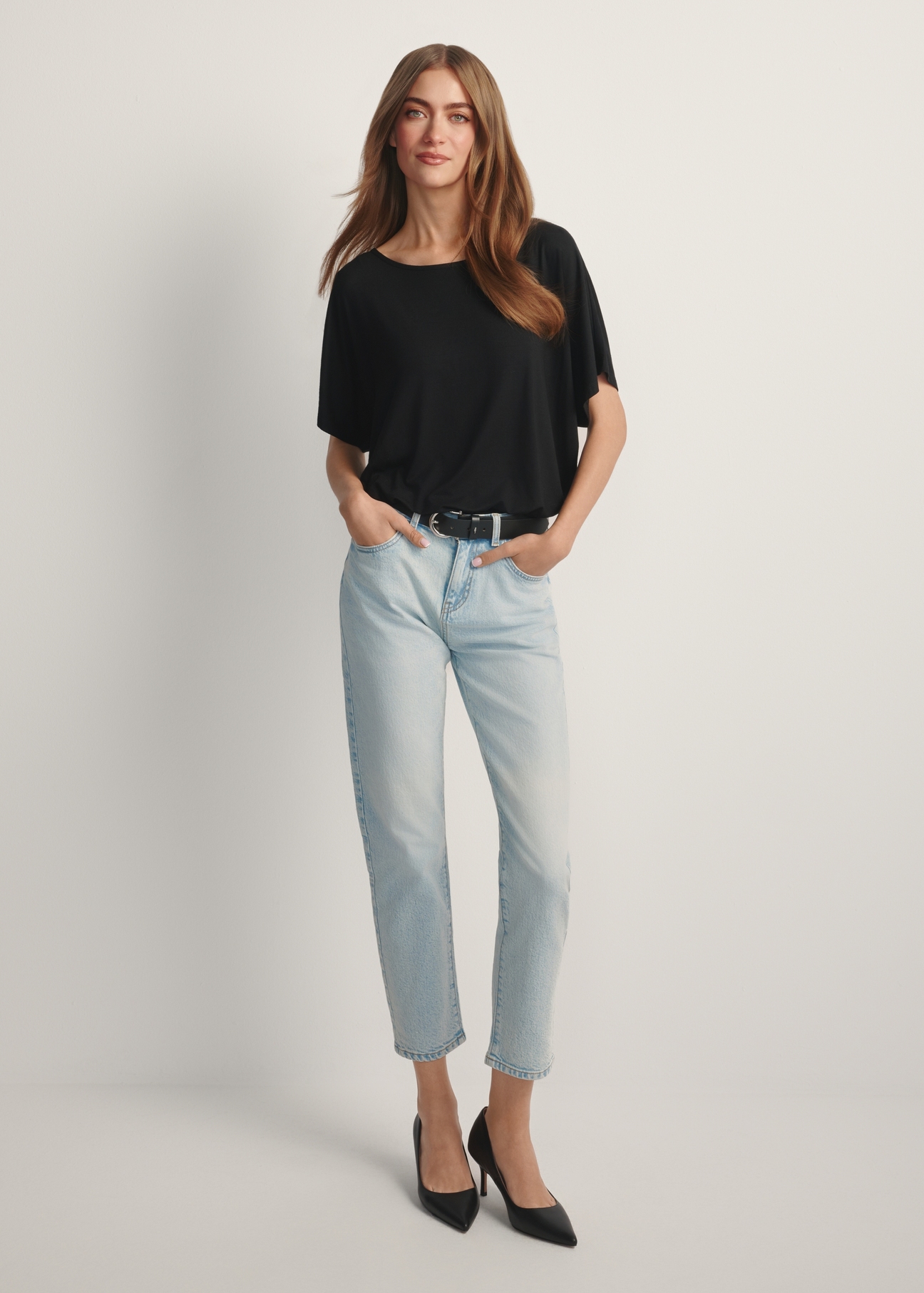 Jasnoniebieskie spodnie jeansowe damskie JEADT-0011-7A(W26), widok produktu z przodu na modelce. Widoczna cała sylwetka.