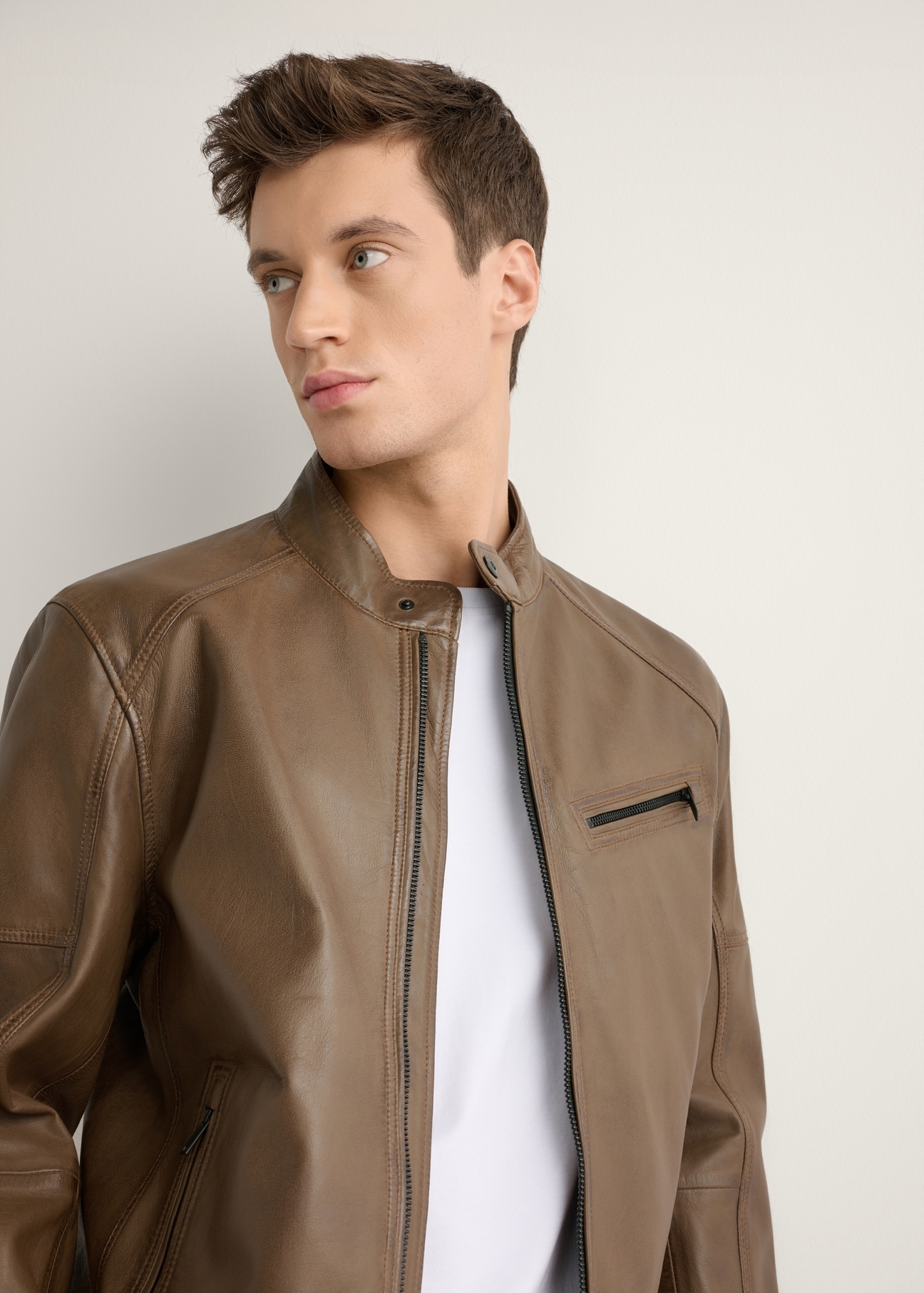 Brązowa kurtka skórzana męska KURMS-0400-1H(W26), widok produktu z przodu na modelu. Widoczna połowa sylwetki.